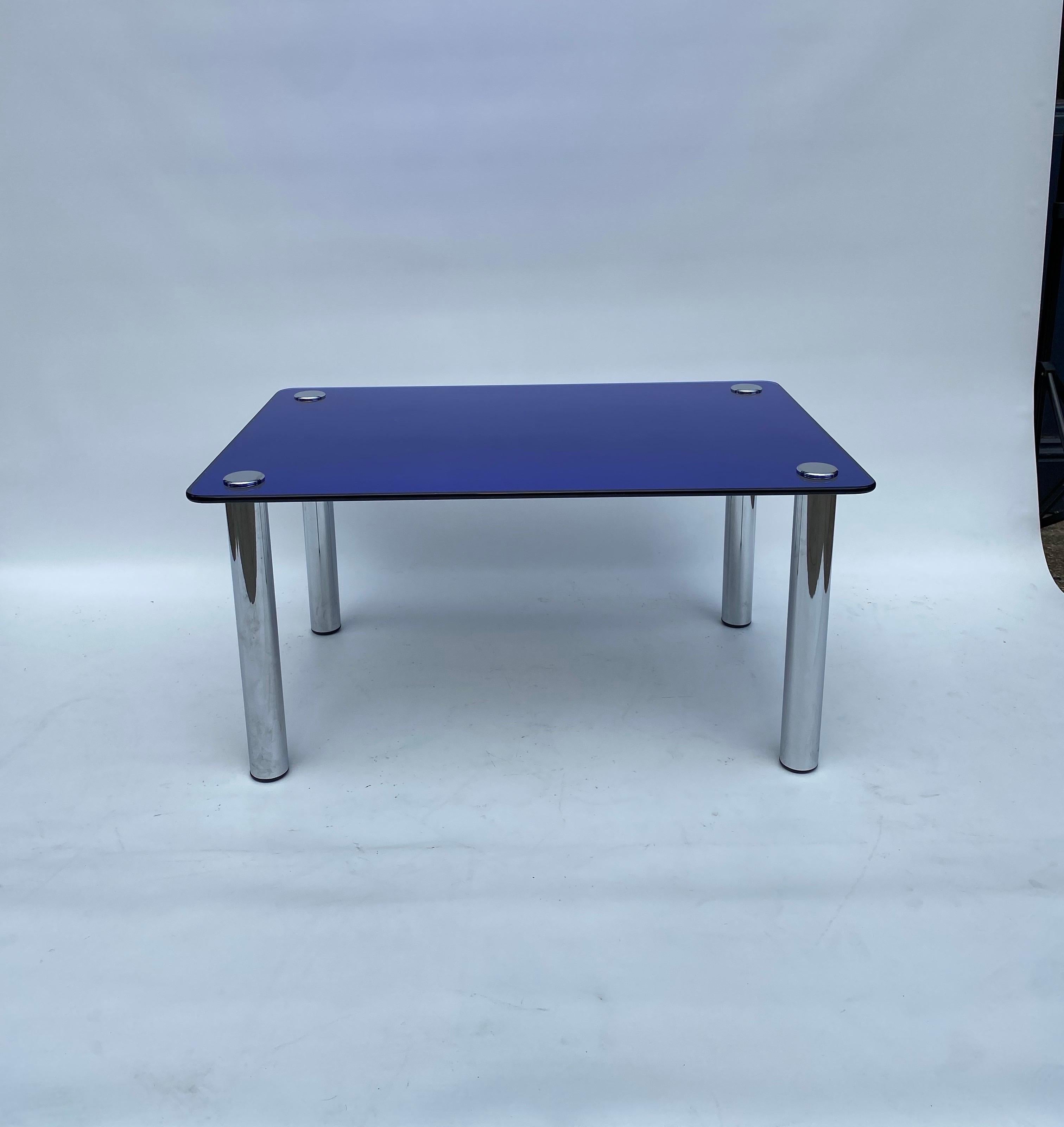 Metà XX secolo 1950 Fontana Arte Specchio blu Tavolino rettangolare Divano cromato Italiano in vendita