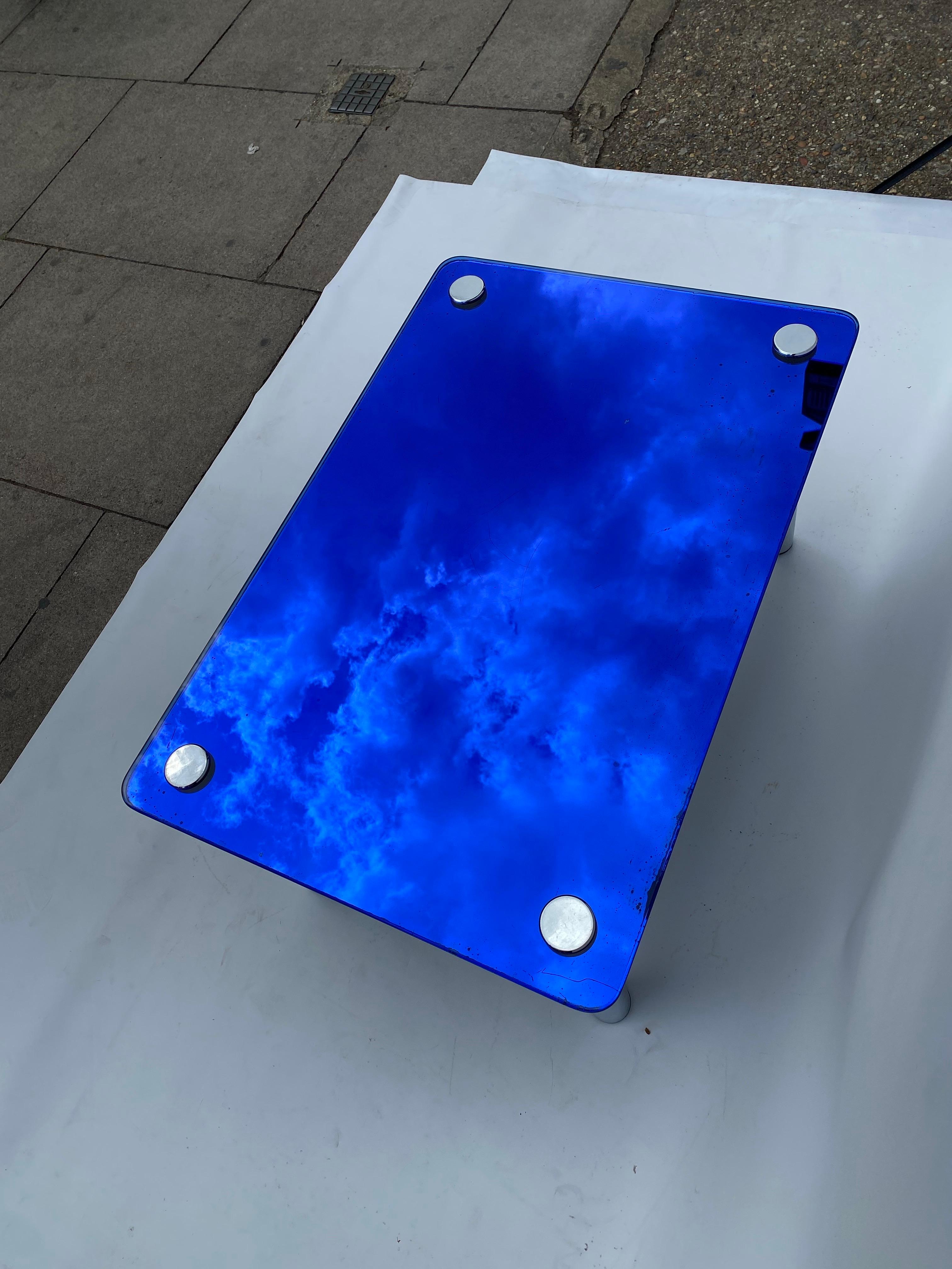 1950 Fontana Arte Specchio blu Tavolino rettangolare Divano cromato Italiano in vendita 1