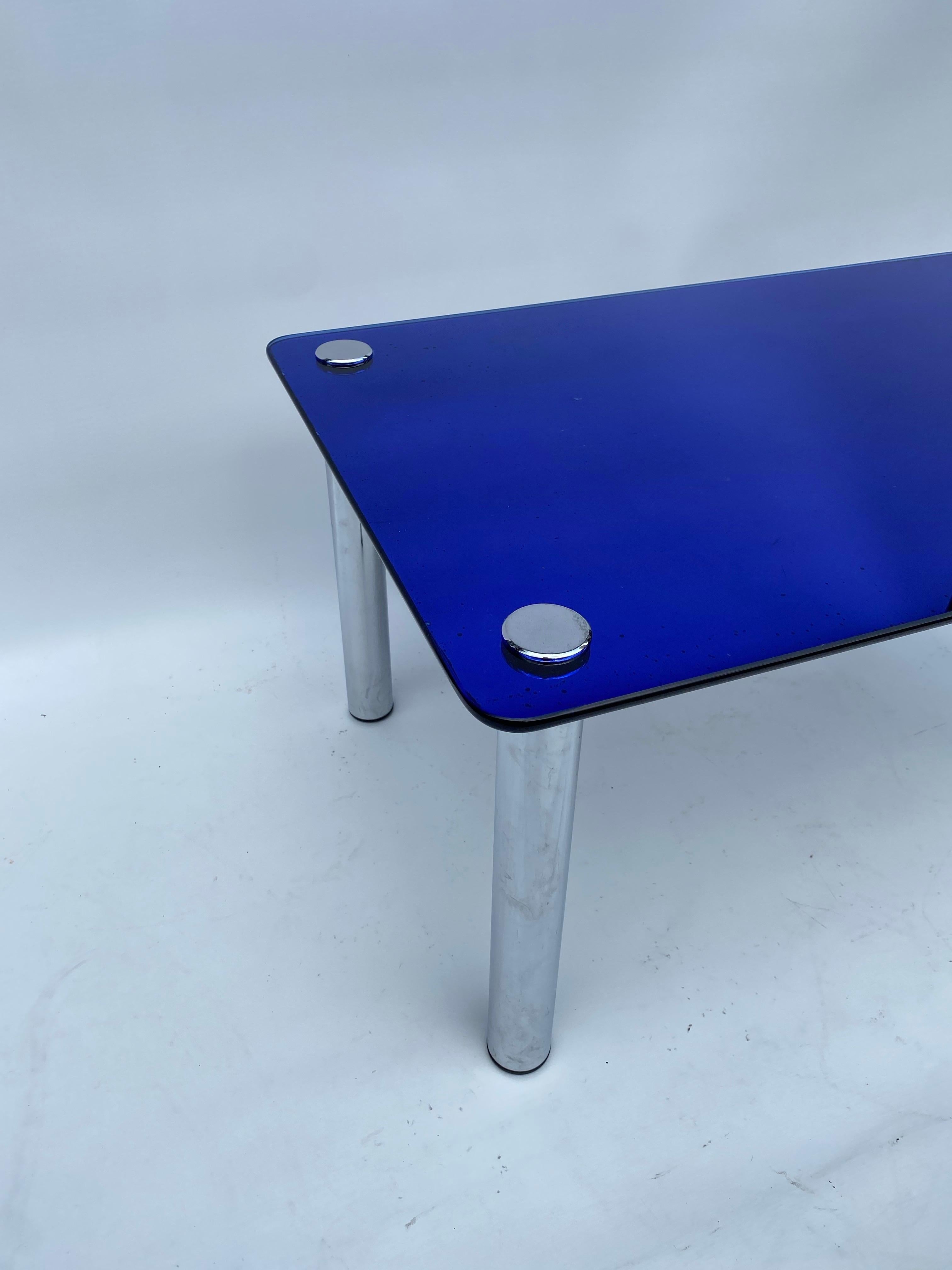 1950 Fontana Arte Specchio blu Tavolino rettangolare Divano cromato Italiano in vendita 2