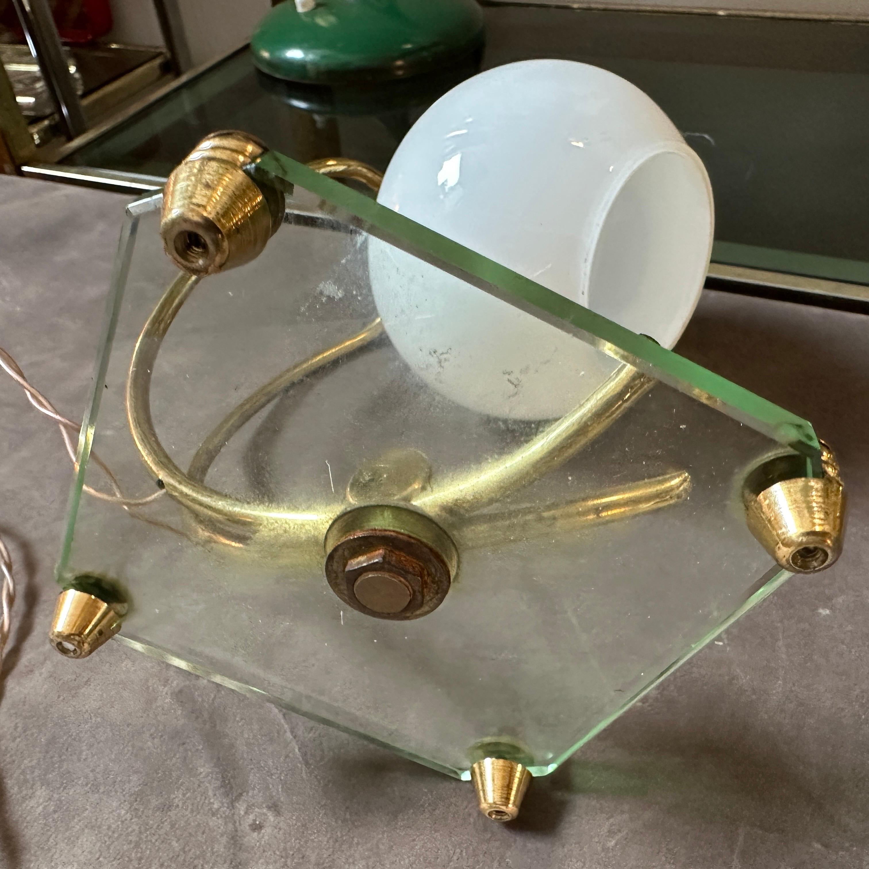 20ième siècle Lampe de table italienne en laiton et verre des années 1950, style Fontana Arte, Mid-Century Modernity  en vente