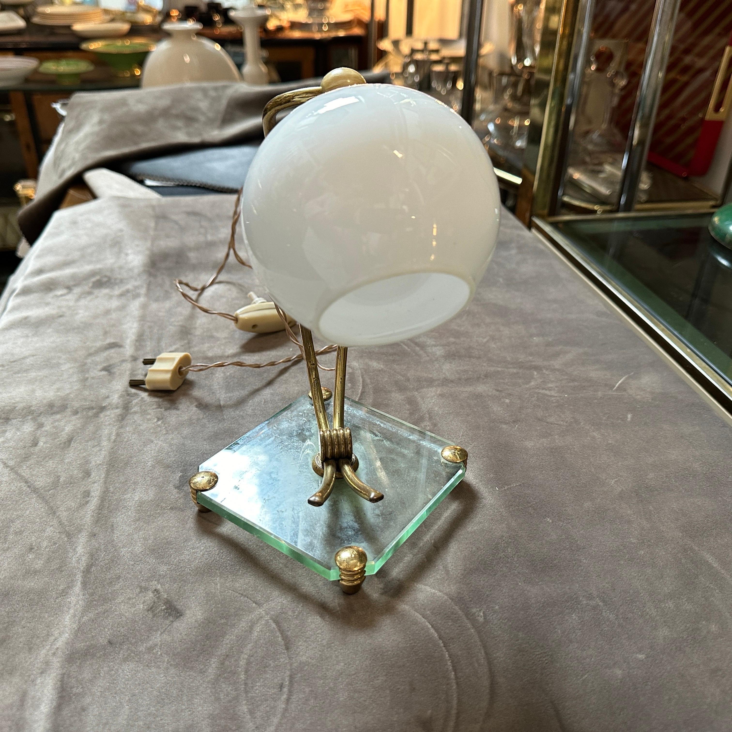 Lampe de table italienne en laiton et verre des années 1950, style Fontana Arte, Mid-Century Modernity  en vente 2