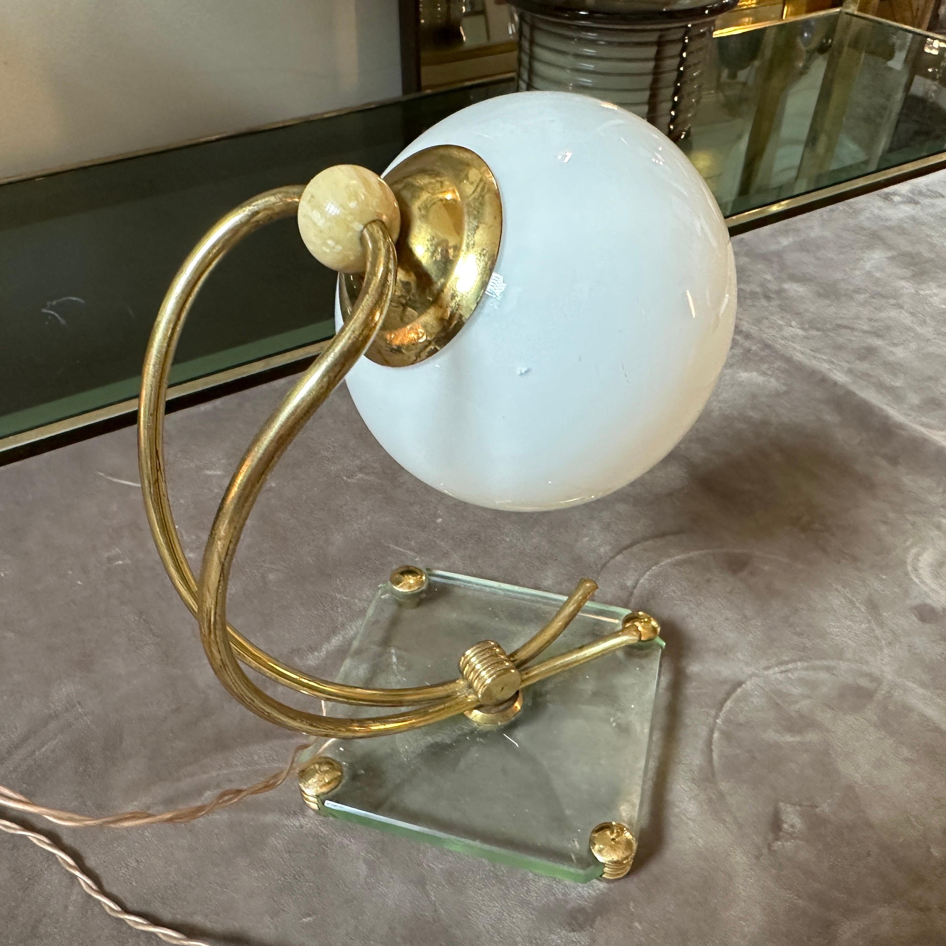 1950s Fontana Arte Style Mid-Century Modern Brass and Glass Italian Table Lamp  For Sale 5
