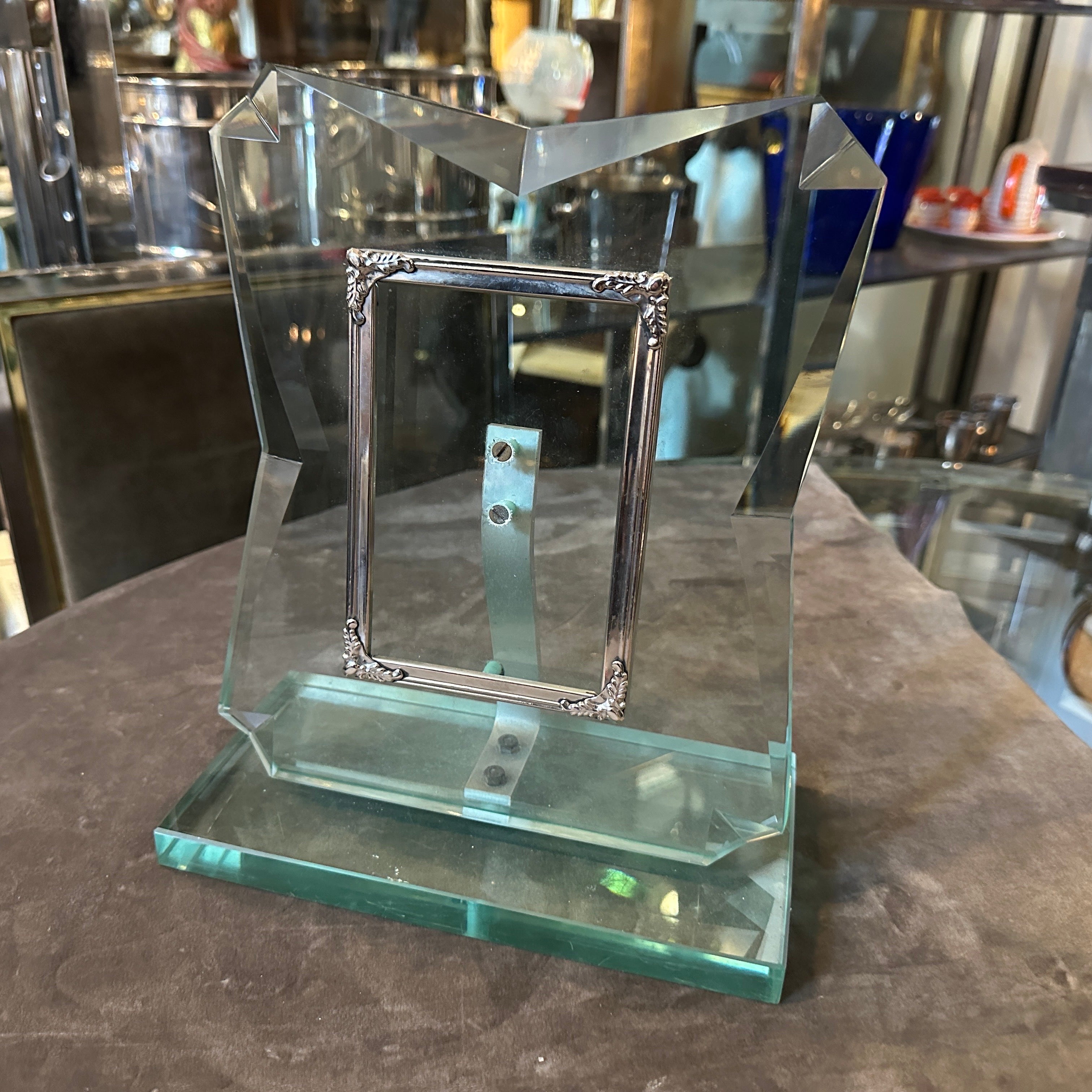 Dieser hochwertige Mid-Century Modern-Bilderrahmen besteht aus Verde Nilo-Glas, einem unverwechselbaren grün getönten Glas, das häufig mit hochwertigen italienischen Glasarbeiten aus der Mitte des 20. Der Rahmen weist eine geometrische, kantige