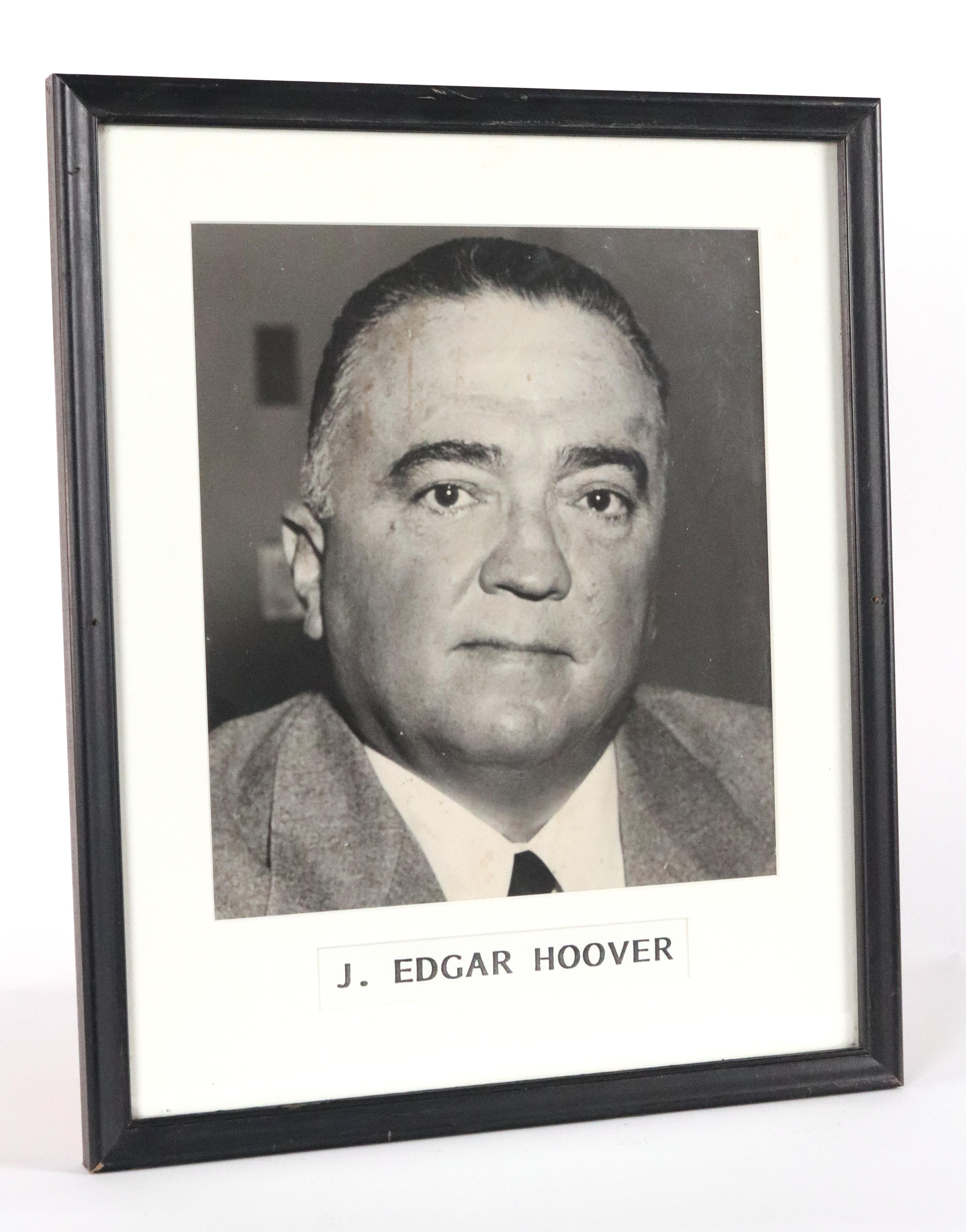 Photographie en noir et blanc de J. Edgar Hoover dans son bureau à Washington le 7 février 1950. Il s'agit d'une version recadrée en gros plan de la photographie originale. Le photographe était Herbert K.K. White. John Edgar Hoover était un avocat