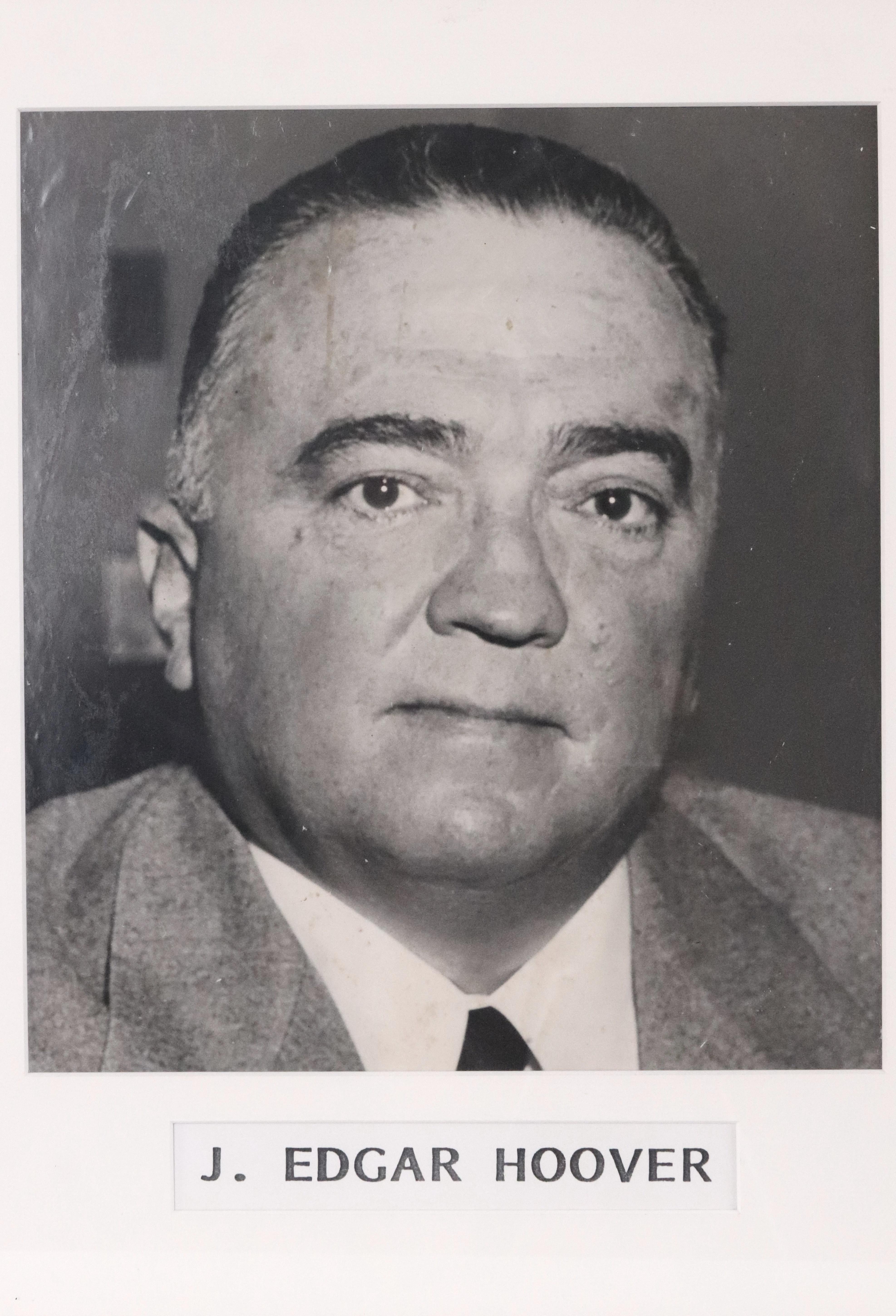 Américain Photographie noir et blanc encadrée de J. Edgar Hoover datant des années 1950 en vente