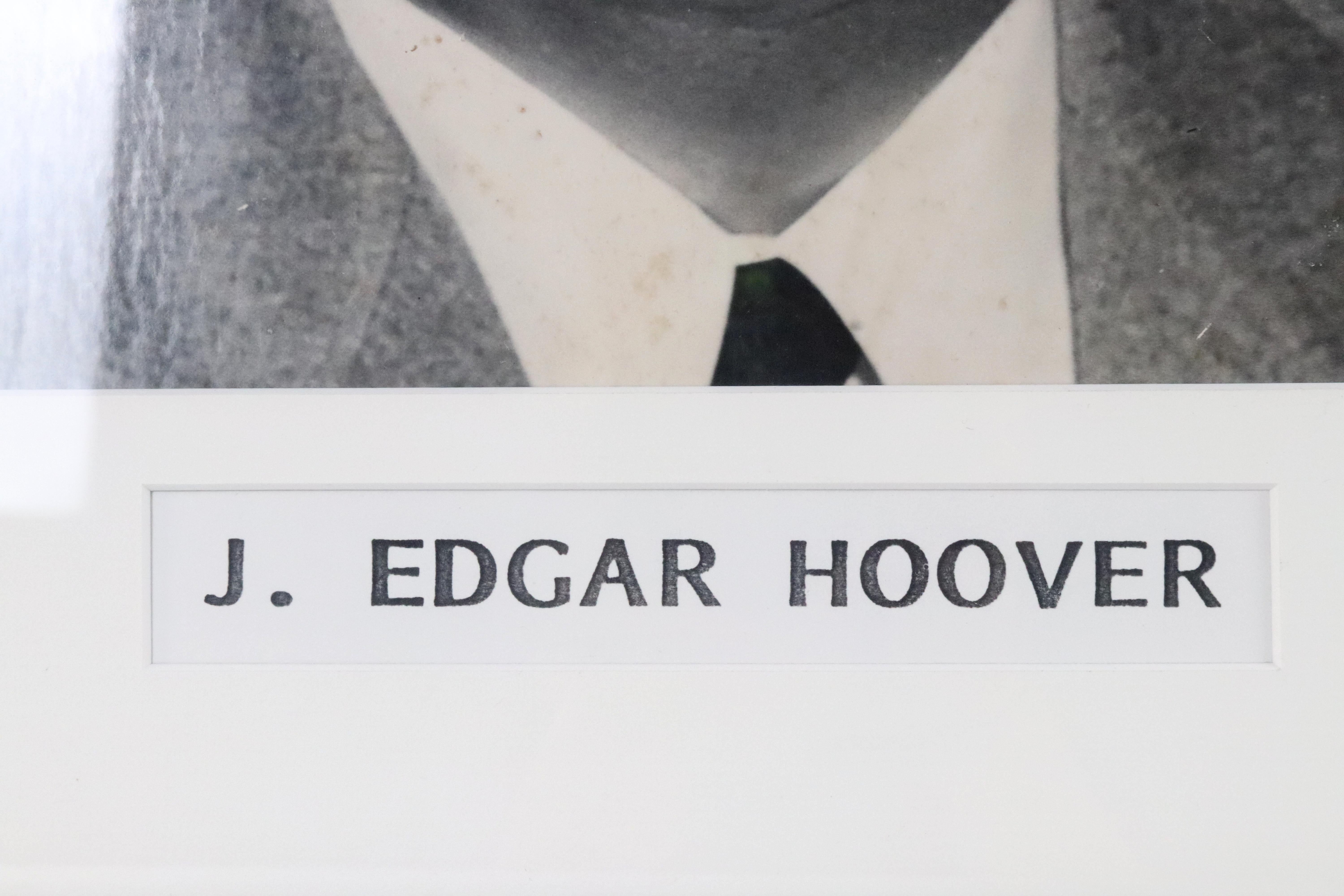 Milieu du XXe siècle Photographie noir et blanc encadrée de J. Edgar Hoover datant des années 1950 en vente