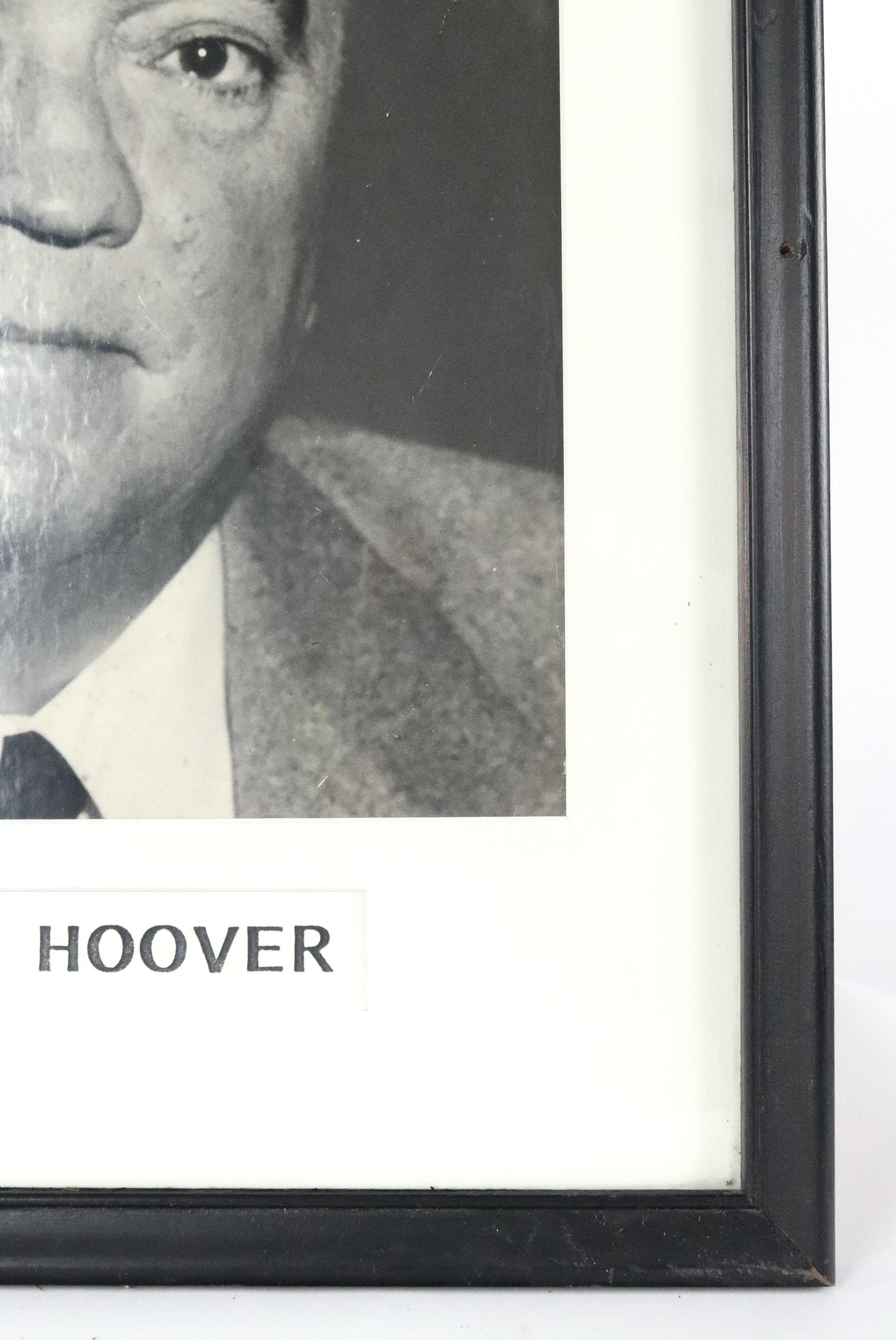 Photographie noir et blanc encadrée de J. Edgar Hoover datant des années 1950 en vente 2