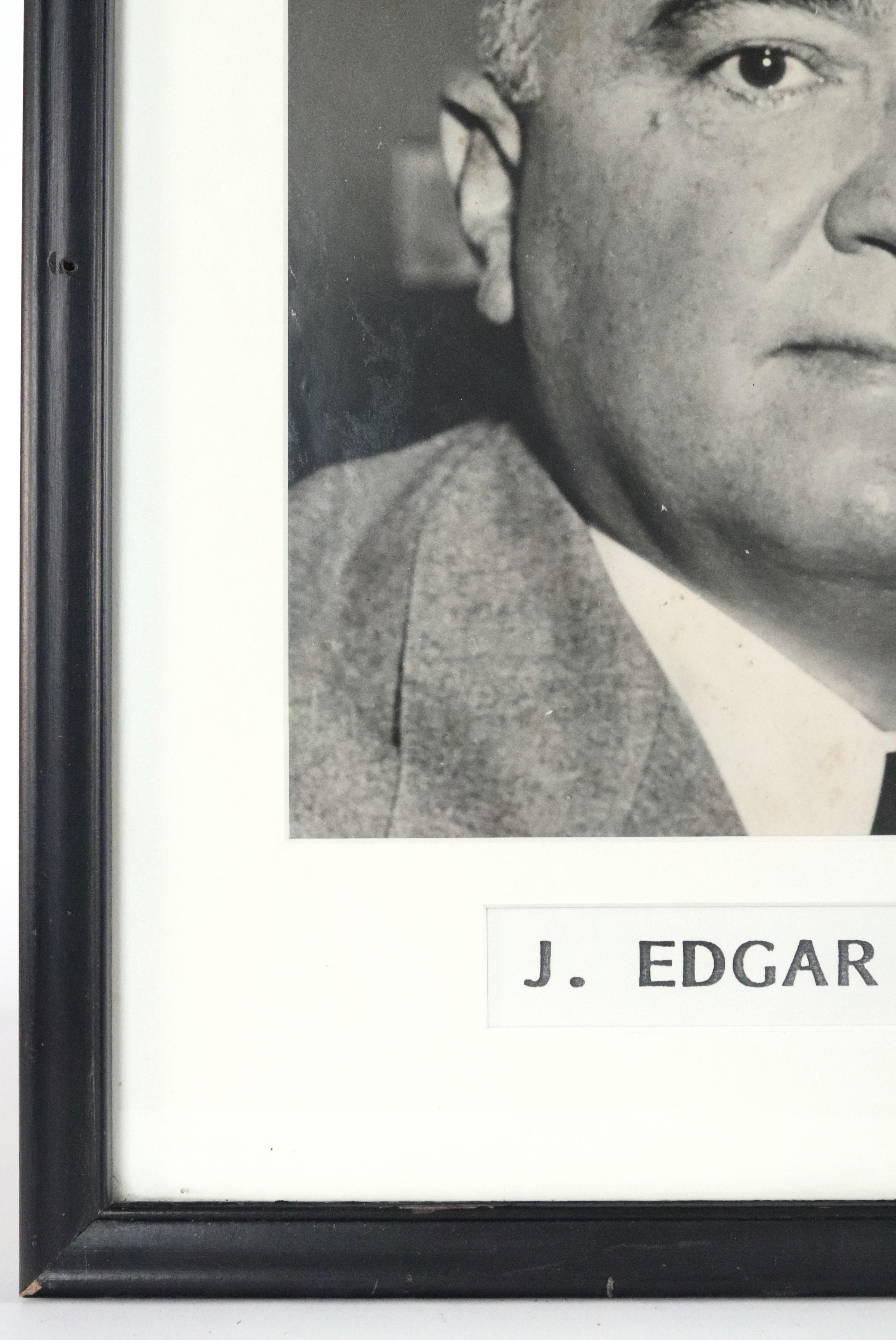 Photographie noir et blanc encadrée de J. Edgar Hoover datant des années 1950 en vente 3