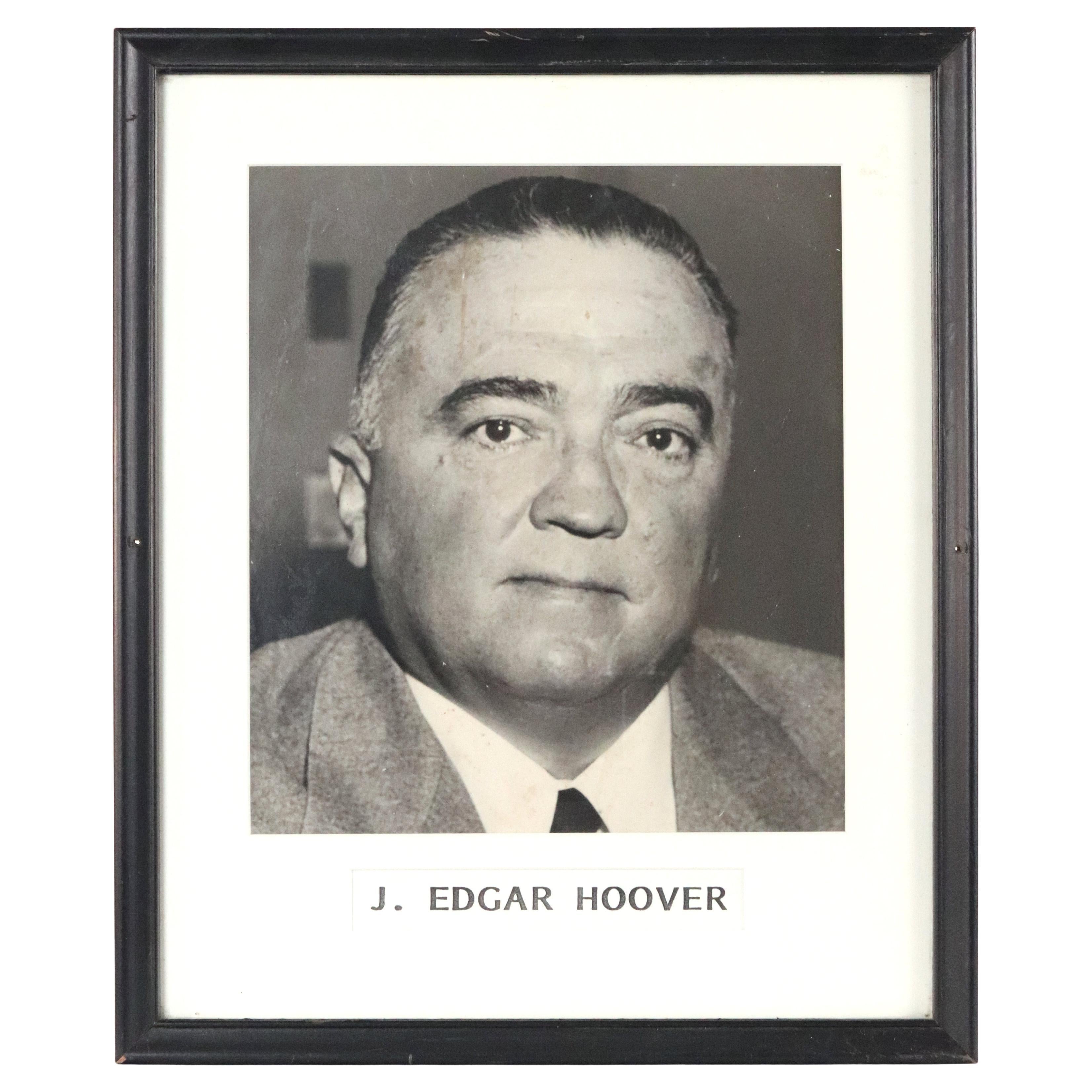 Photographie noir et blanc encadrée de J. Edgar Hoover datant des années 1950 en vente