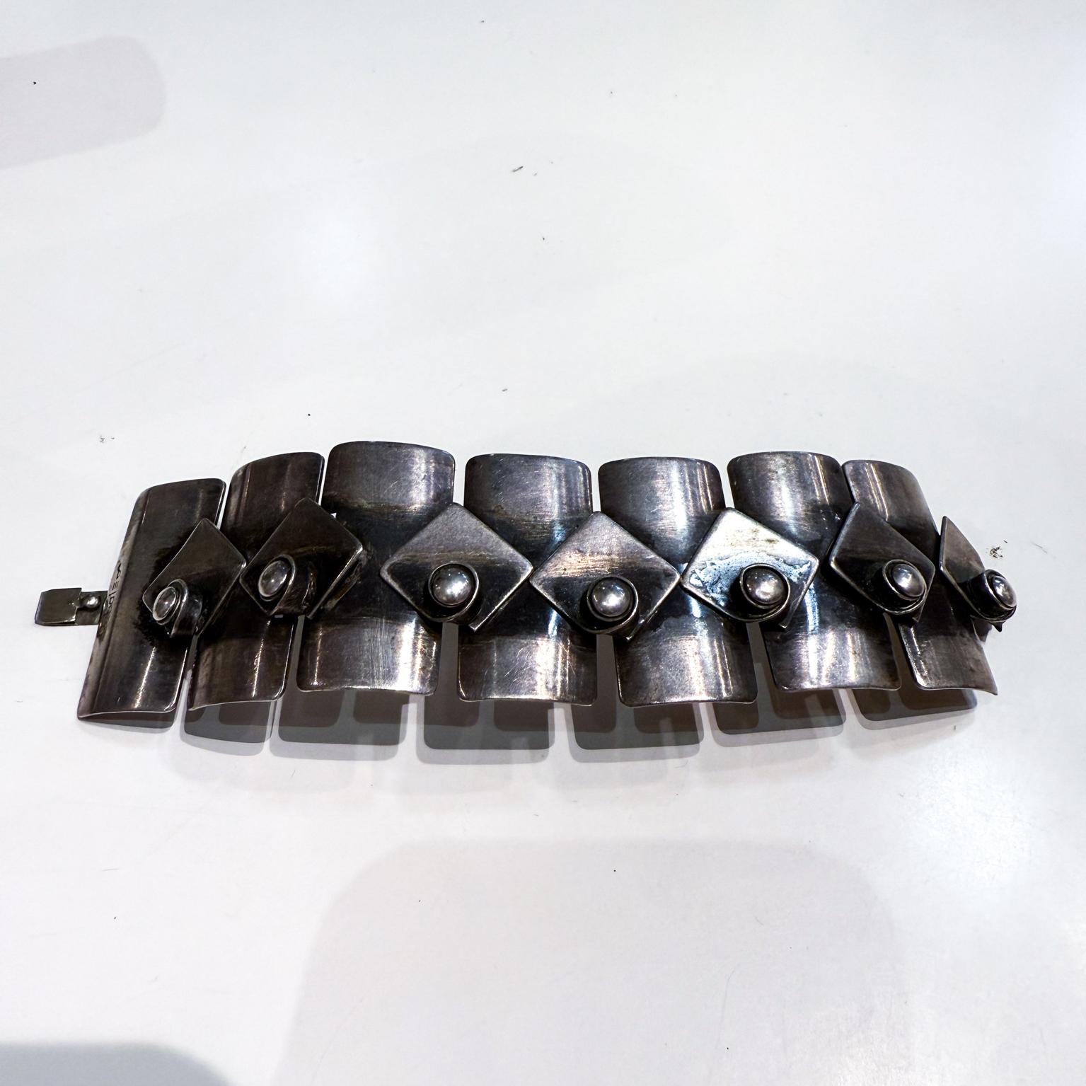 AMBIANIC präsentiert
1950er Jahre Künstler Francisco Rebajes Silberarmband
gestempelte Rebajes
Abstraktes geometrisches Design, handgefertigt
6,5 x 1,63 B
Gebrauchter Vintage-Zustand
Siehe Bilder
