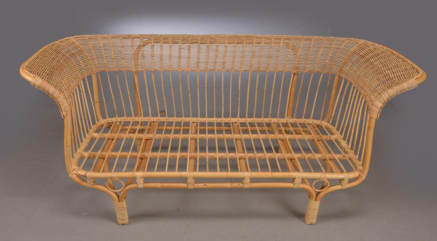 1950s design sofa by Franco Albini composed of a rattan structure and a comfy seat. High quality, elegant and timeless design. (New item, never used).