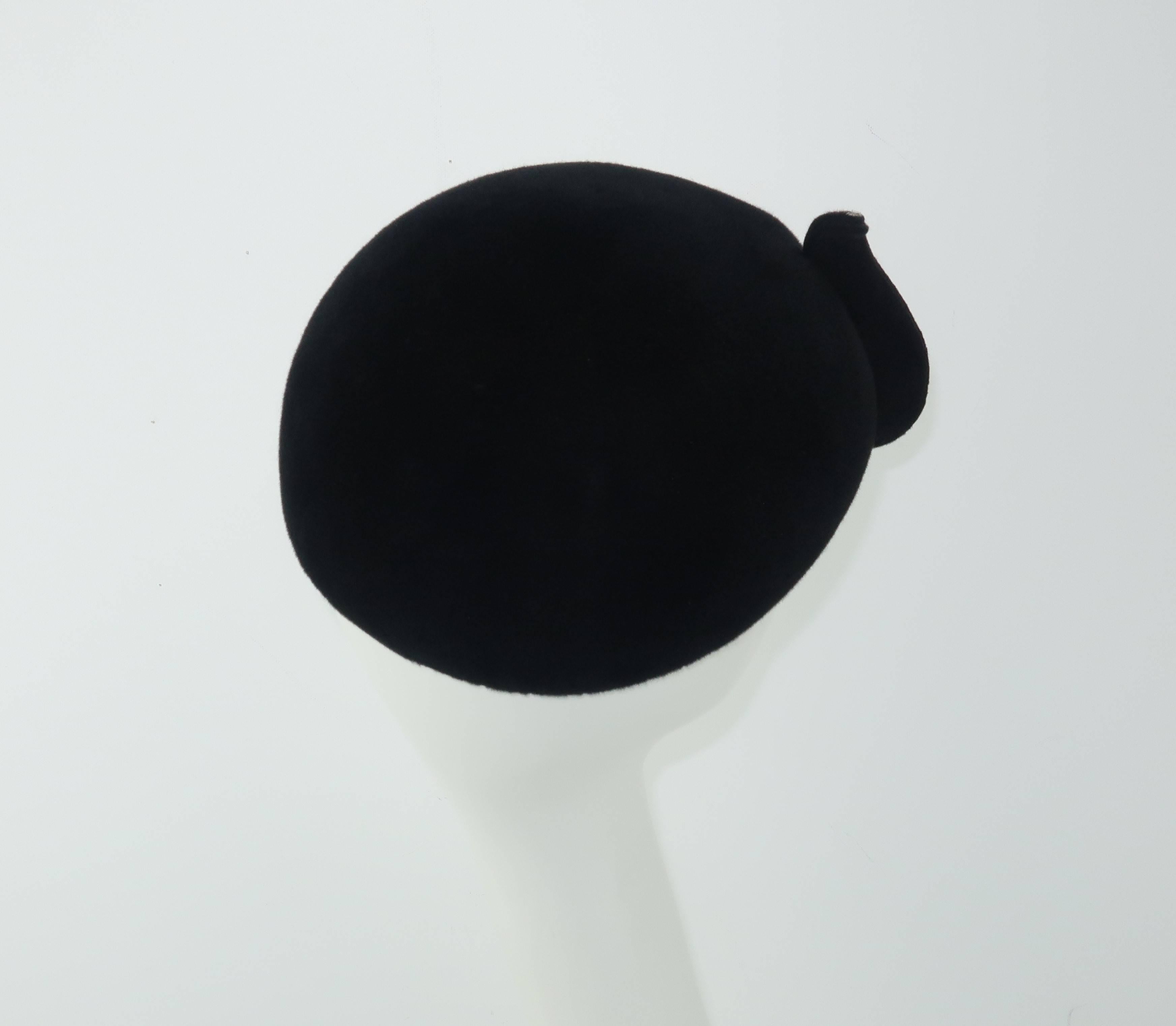 Frank Olive Black Wool Skull Cap With Rhinestone Curlicue, 1950s  In Excellent Condition In Atlanta, GA