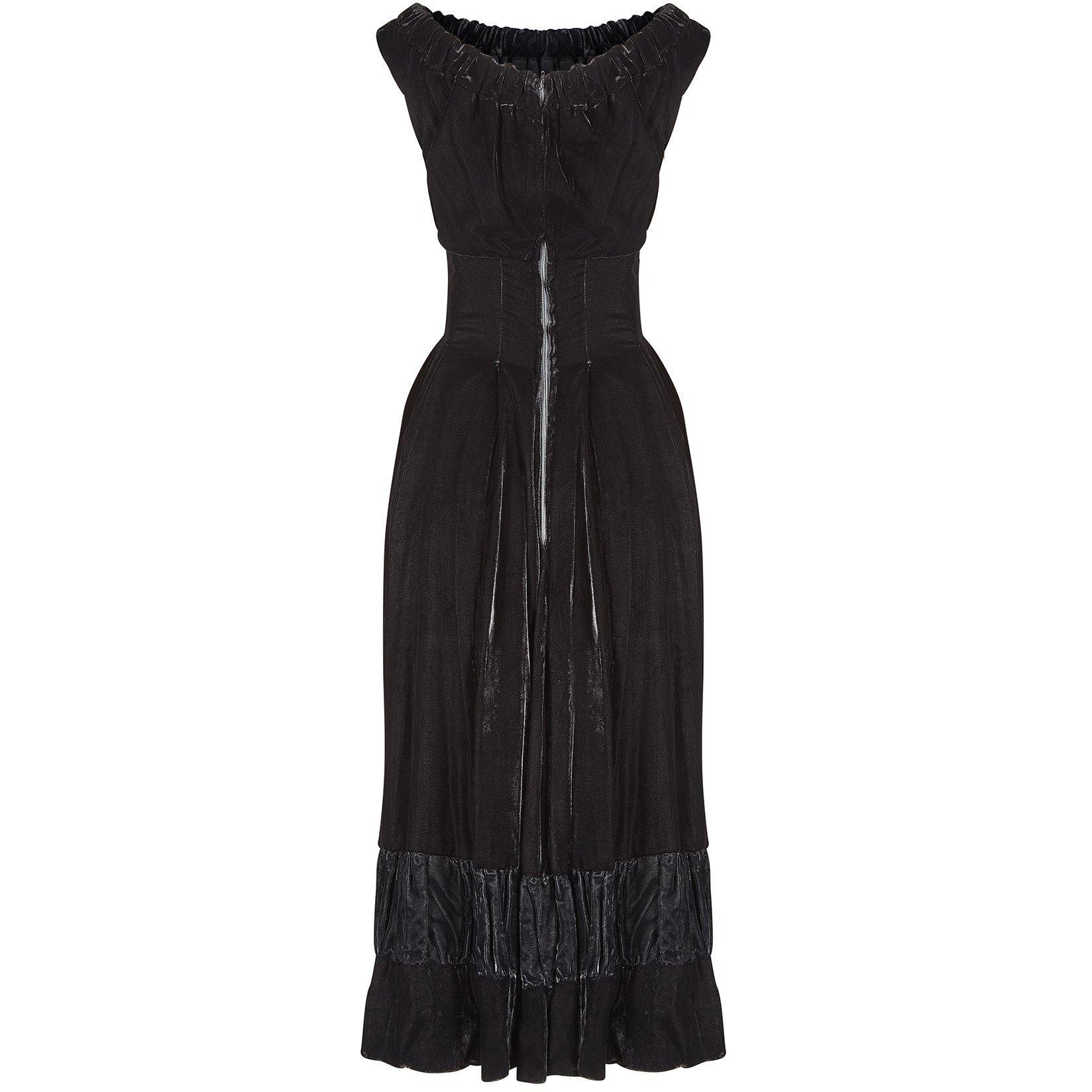 Un original vestido de noche vintage de los años 50 del conocido diseñador británico de ropa de ocasión Frank Usher. Este vestido data de principios de la década y está confeccionado en terciopelo de seda negro tinta de fabulosa calidad. El vestido