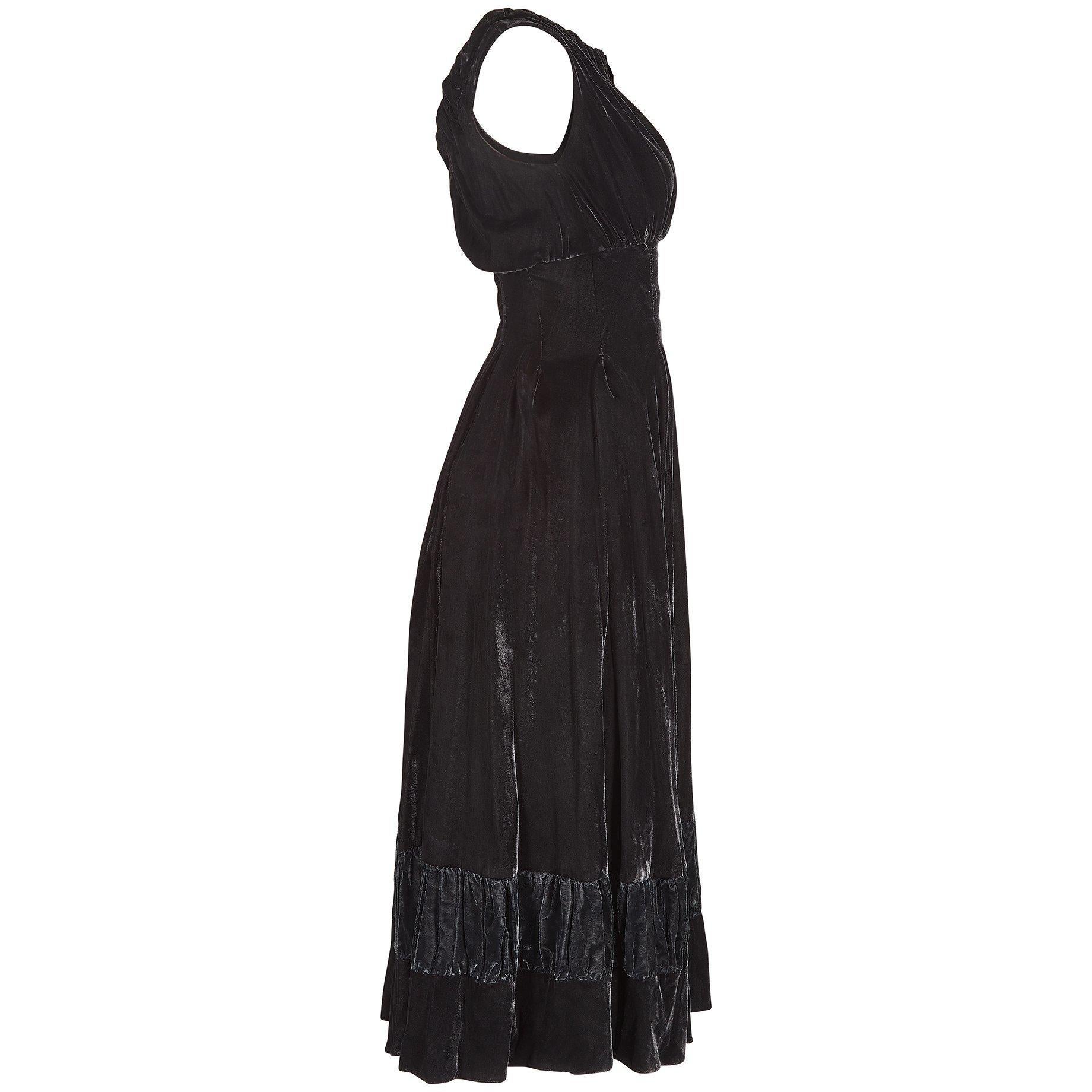 Noir Frank Usher - Robe Panne noire en velours de soie des années 1950 en vente
