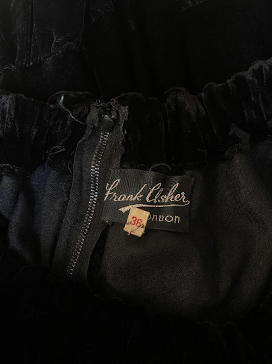 De las mujeres Vestido de terciopelo de seda panne negro Frank Usher de los años 50 en venta