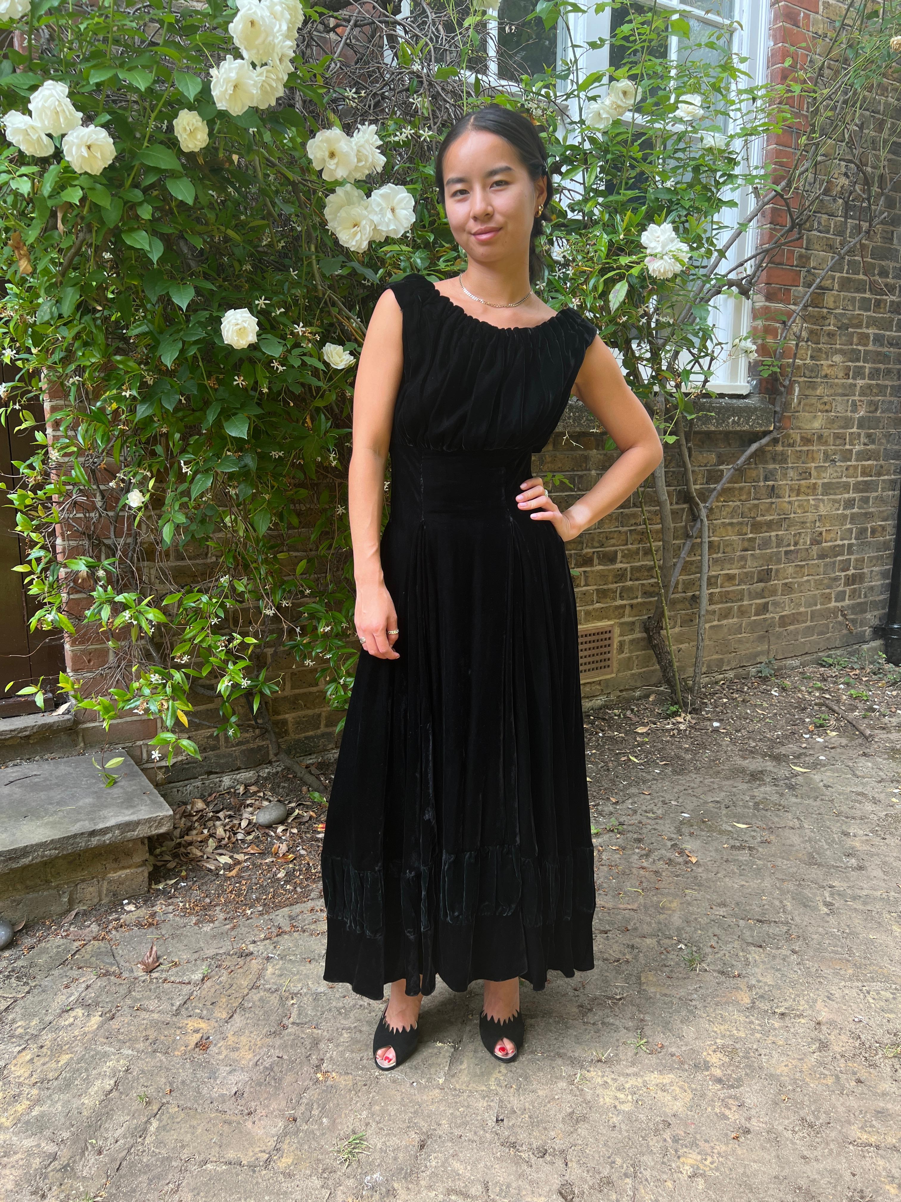 Vestido de terciopelo de seda panne negro Frank Usher de los años 50 en venta 1