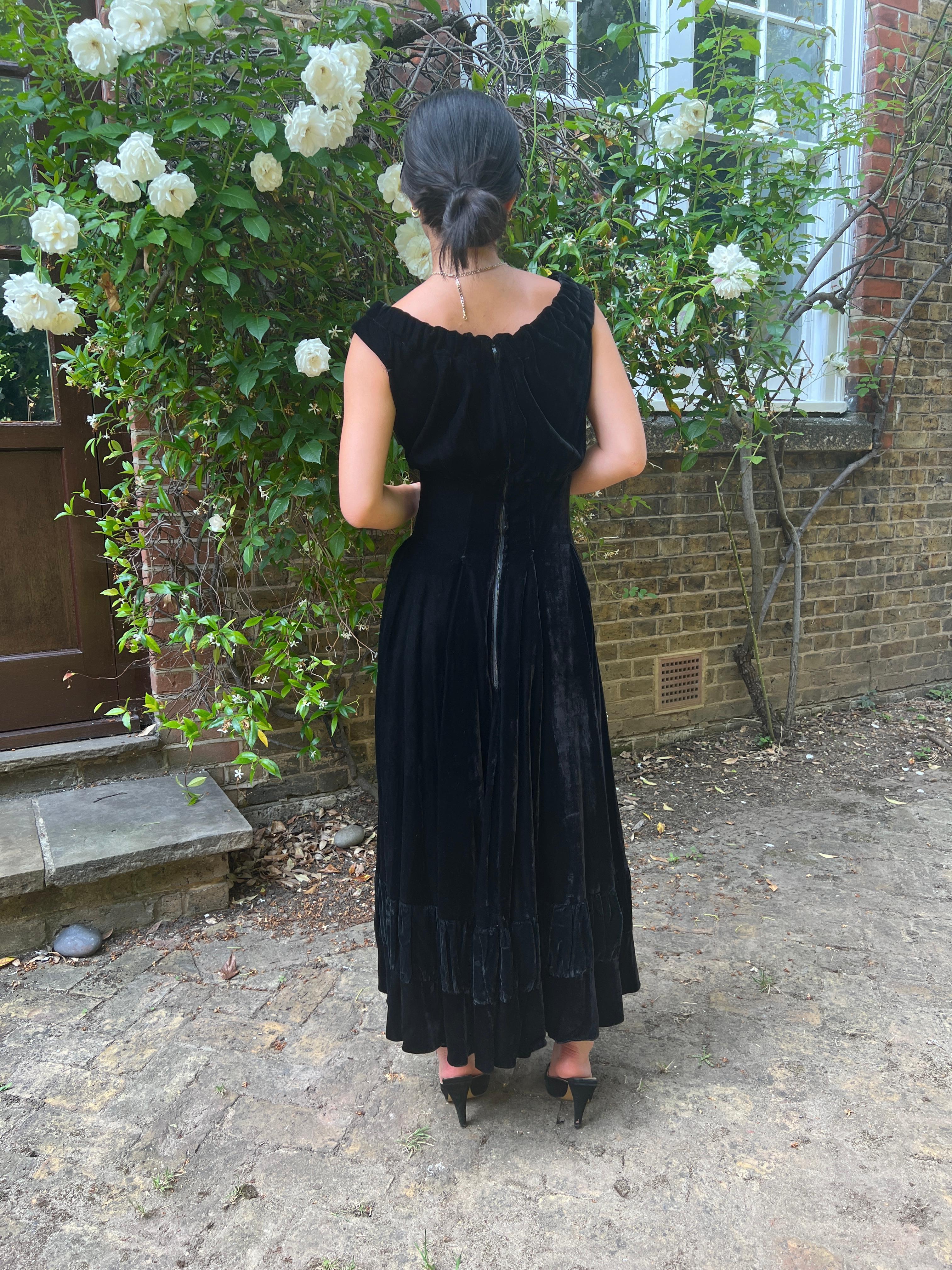 Vestido de terciopelo de seda panne negro Frank Usher de los años 50 en venta 2