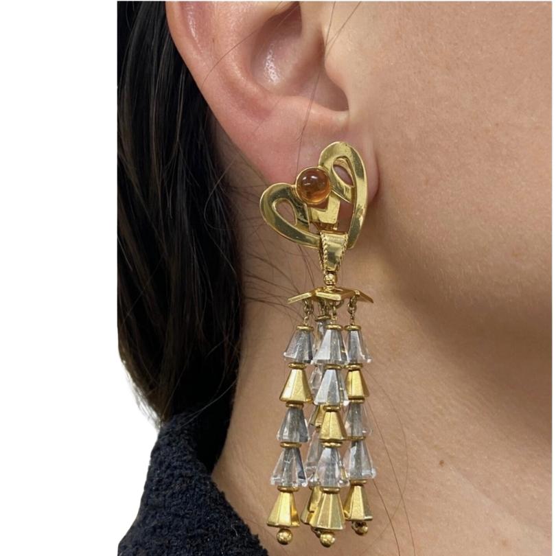 Dettagli del prodotto:

Gli orecchini sono realizzati in oro giallo 18 carati, decorati con citrino e cristallo di rocca, con motivo a cuore e stile a clip. Prodotto in Francia.

