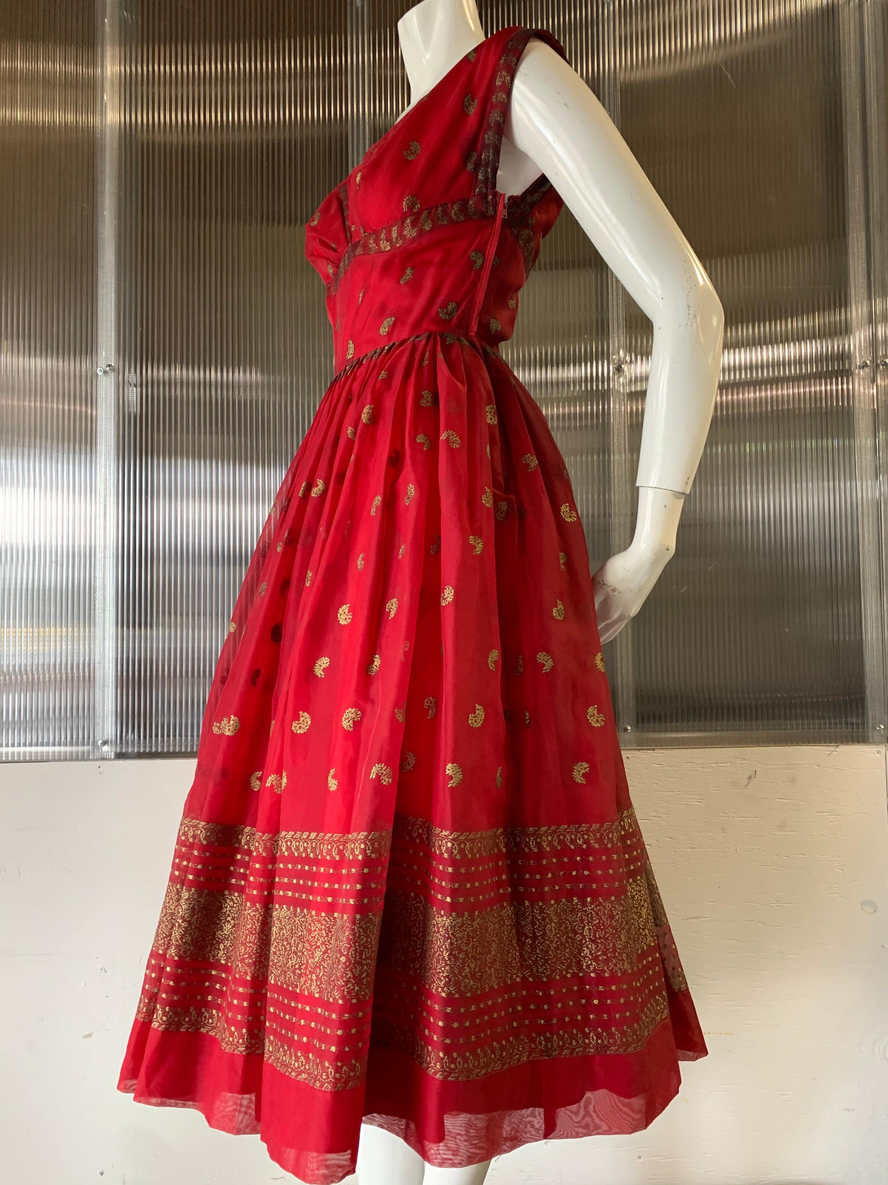 1950 Fred Perlberg Robe de danse inspirée des indiens cramoisis avec jupe complète  Bon état - En vente à Gresham, OR