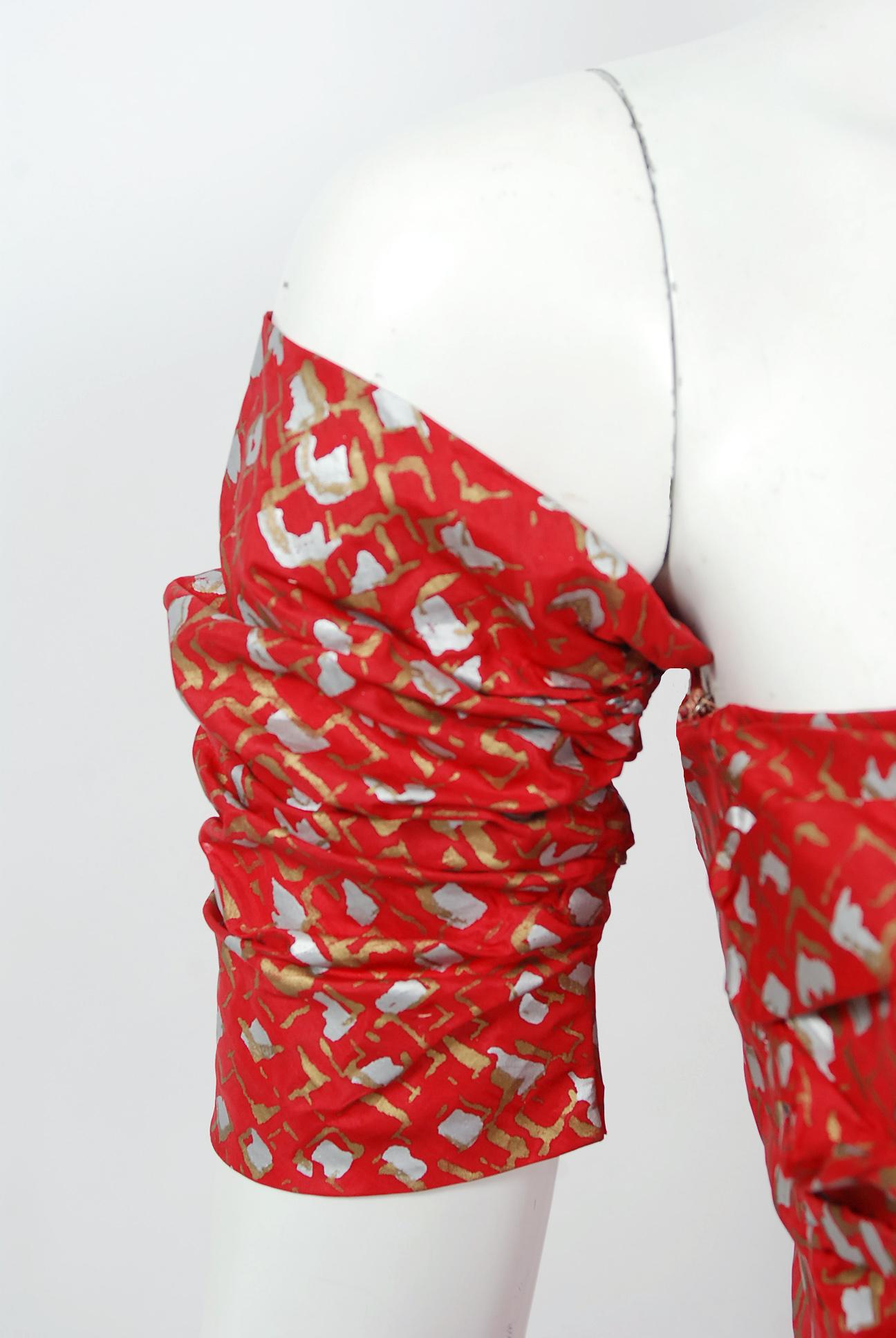 1950's Fred Perlberg Red Atomic Print Metallic Silk Ruched Circle-Skirt Dress  im Zustand „Hervorragend“ in Beverly Hills, CA