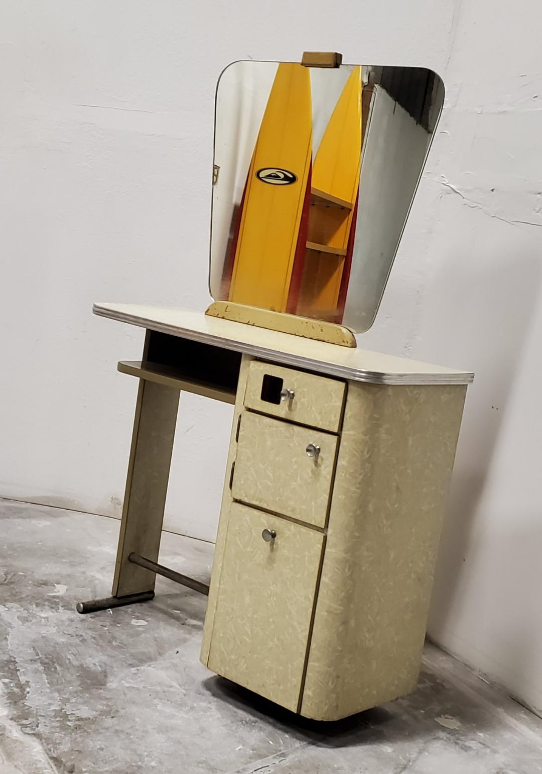 1950s Free Standing Beauty Salon Styling Station with Mirror Vanity Hair Salon In Good Condition For Sale In Monrovia, CA