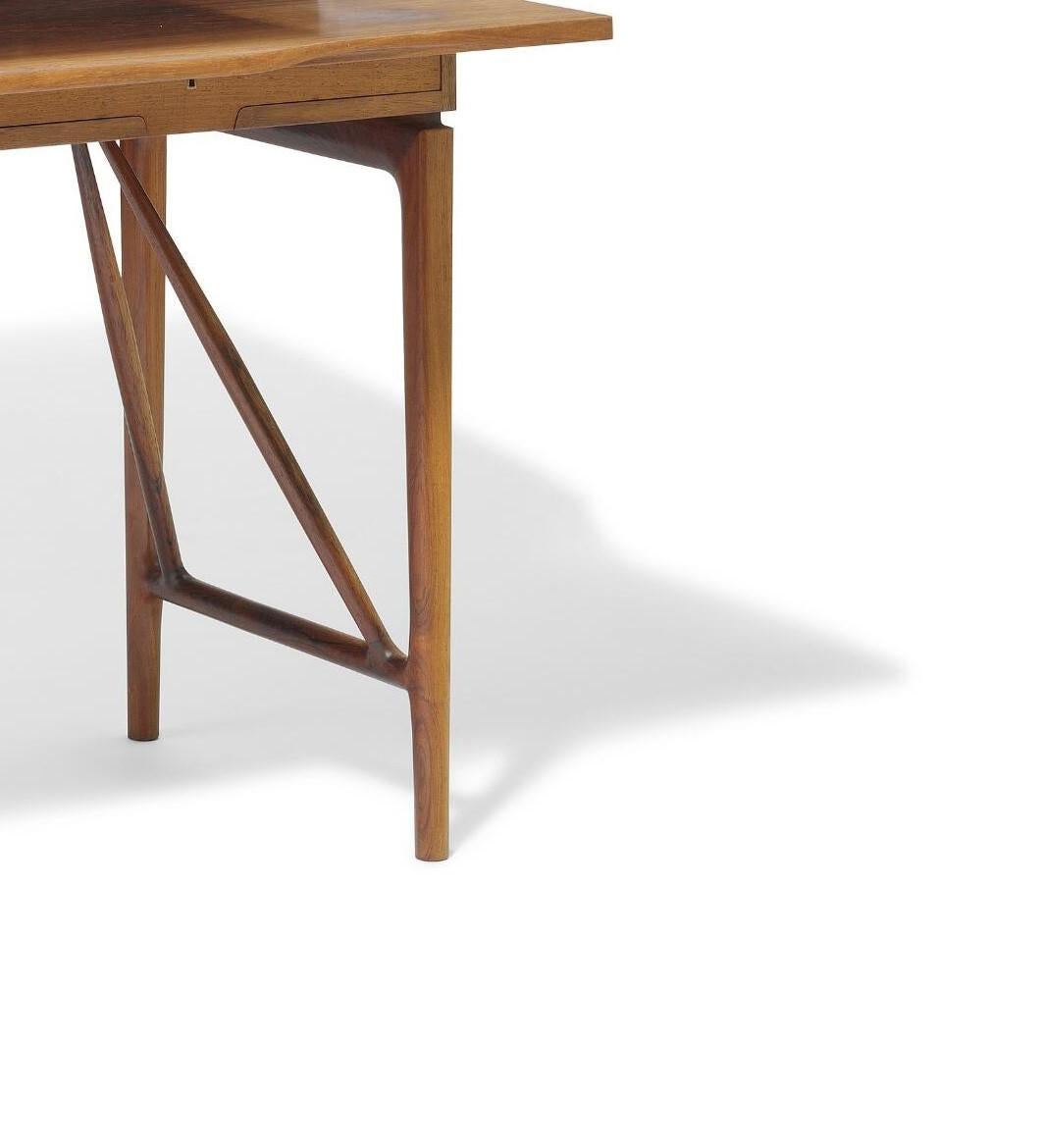 Scandinave moderne Bureau de dame autoportant des années 1950, châssis avec brancards obliques en vente