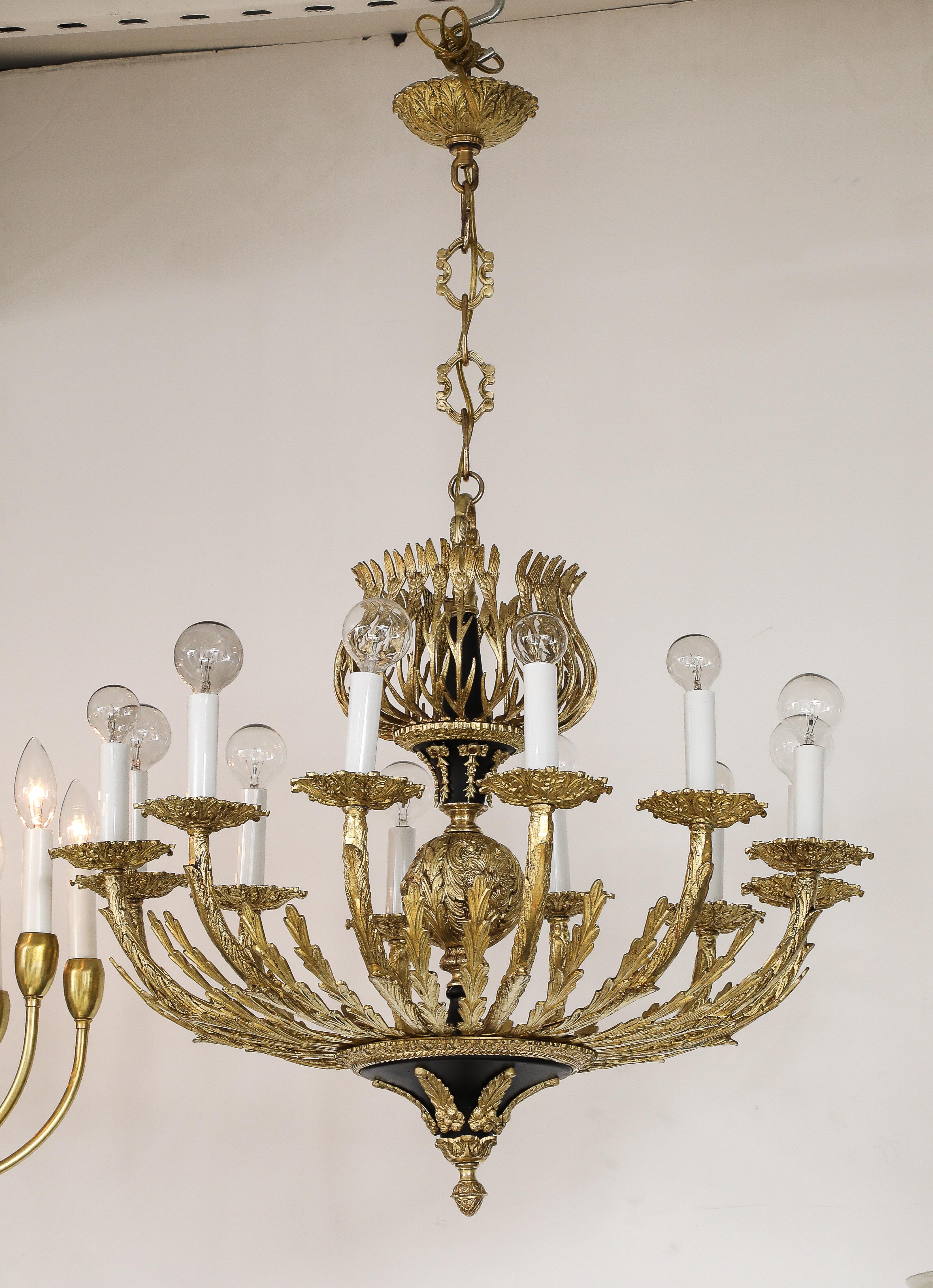 Lampadario francese a 12 bracci in ottone del 1950 in vendita 5