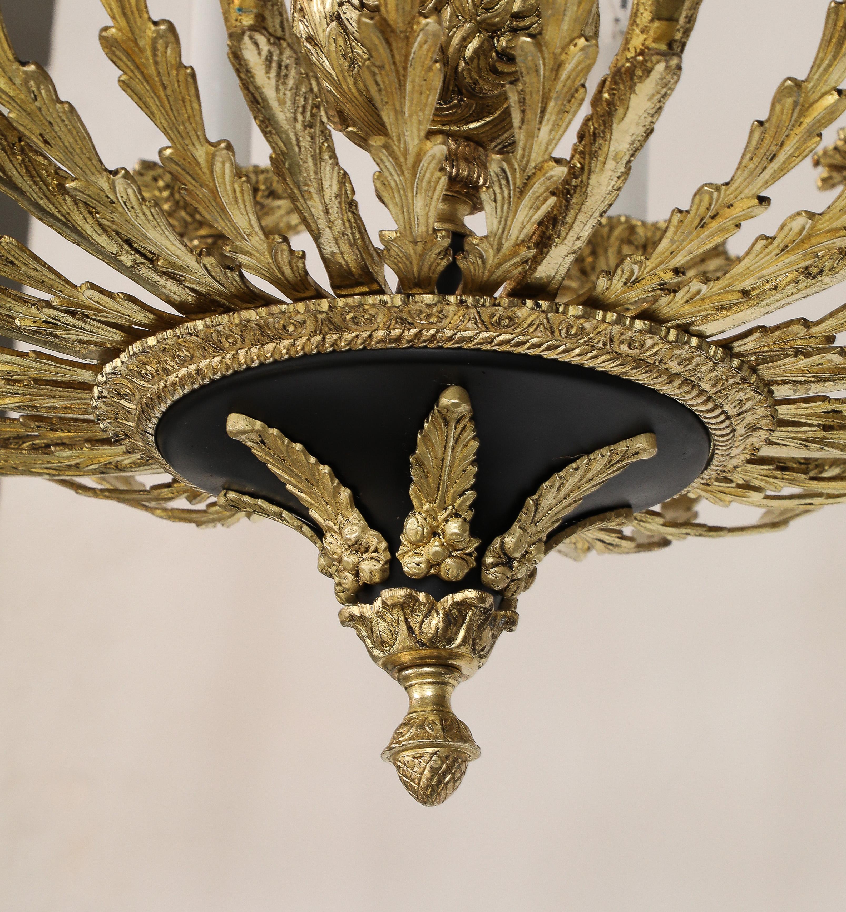 Lampadario francese a 12 bracci in ottone del 1950 in vendita 6
