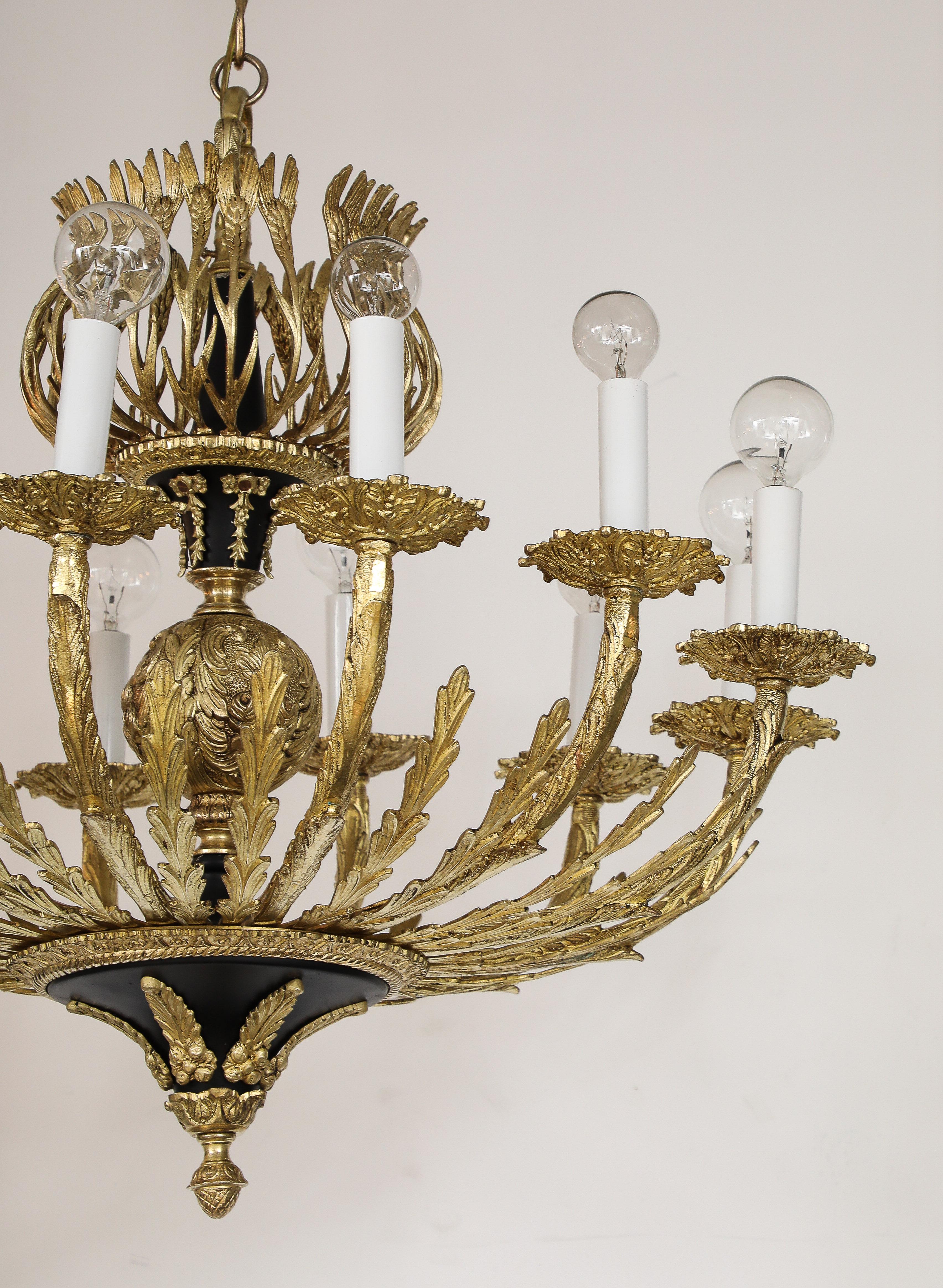 Lampadario francese a 12 bracci in ottone del 1950 in vendita 7