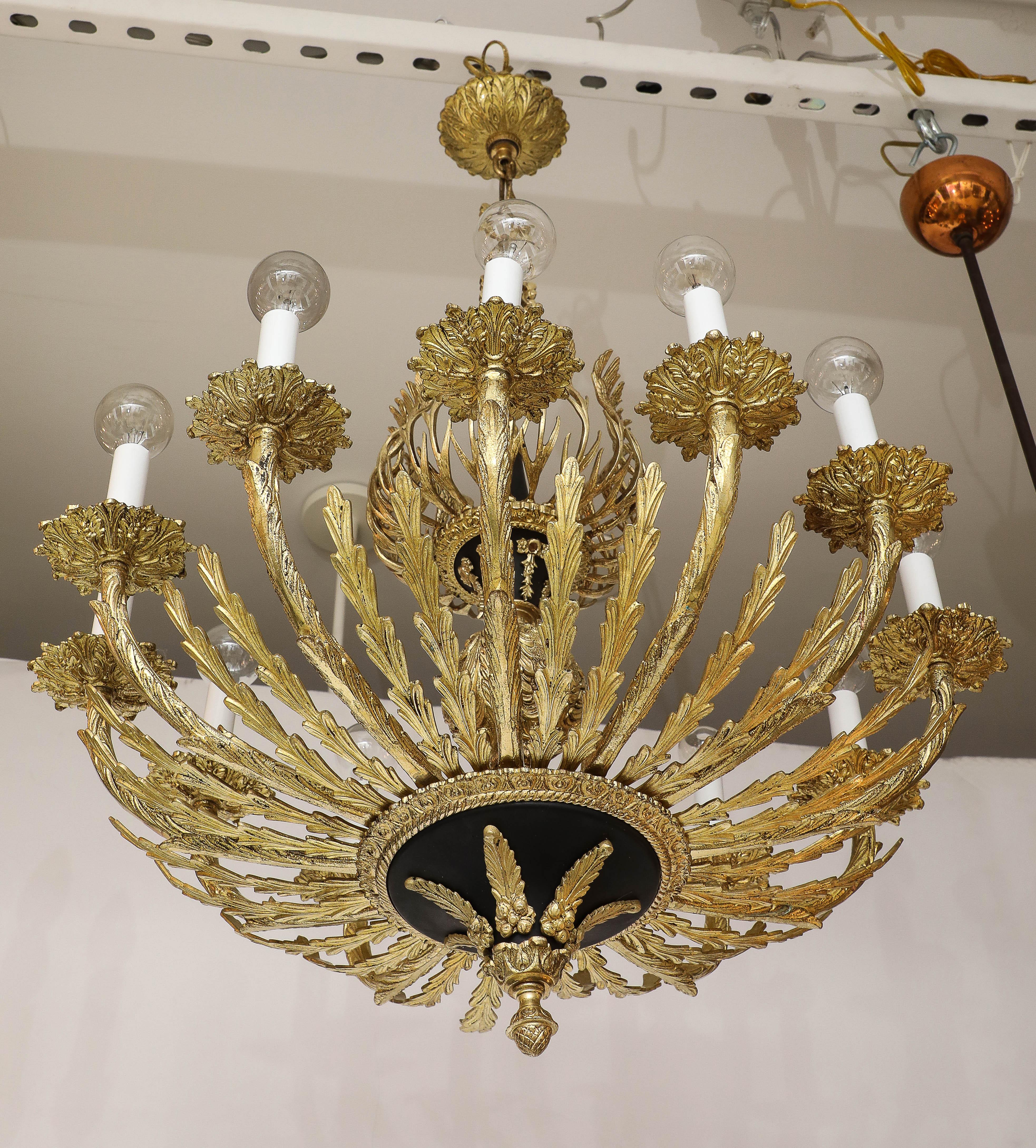 Lampadario francese a 12 bracci in ottone del 1950 in vendita 8