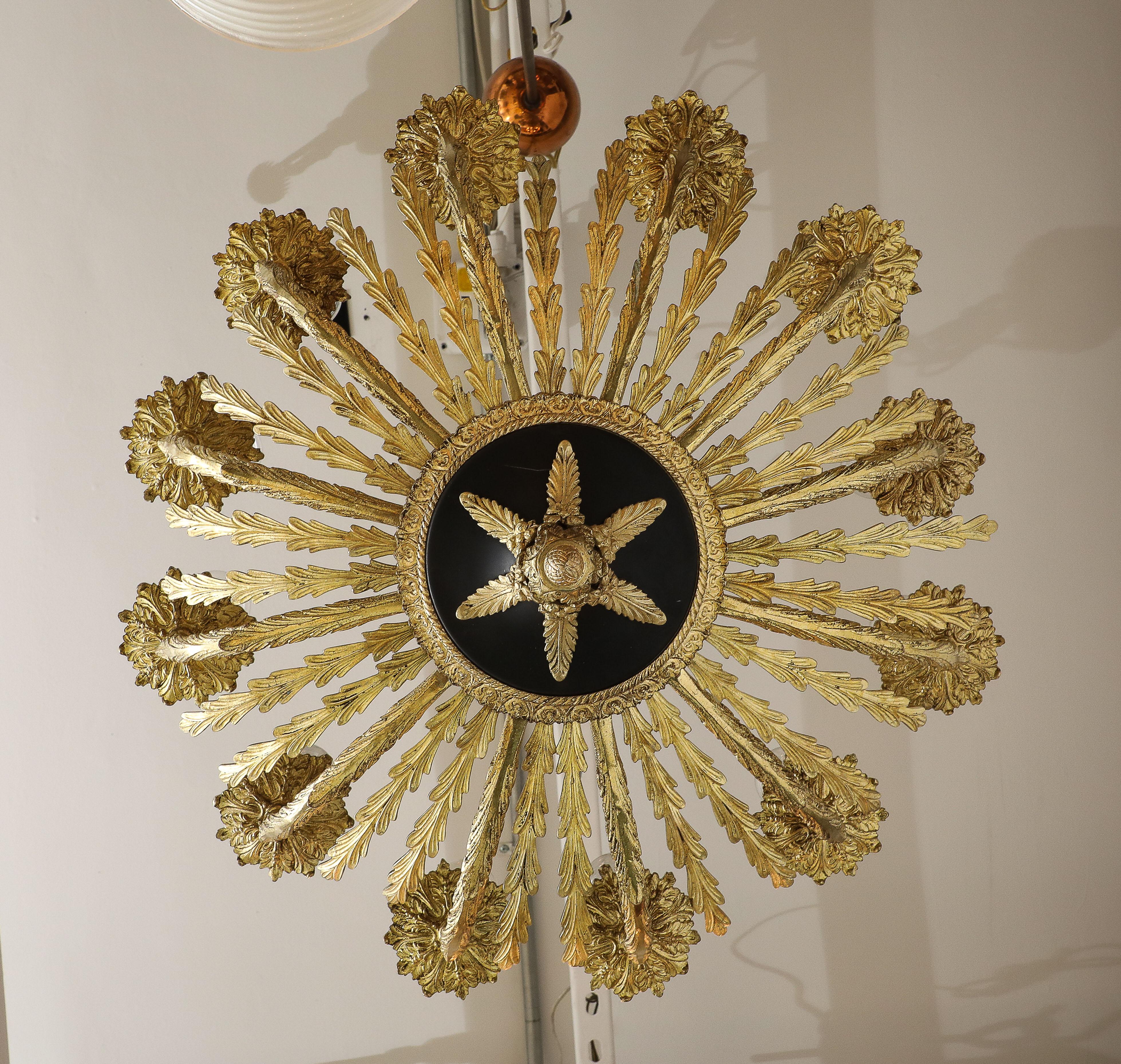 Lampadario francese a 12 bracci in ottone del 1950 in vendita 11