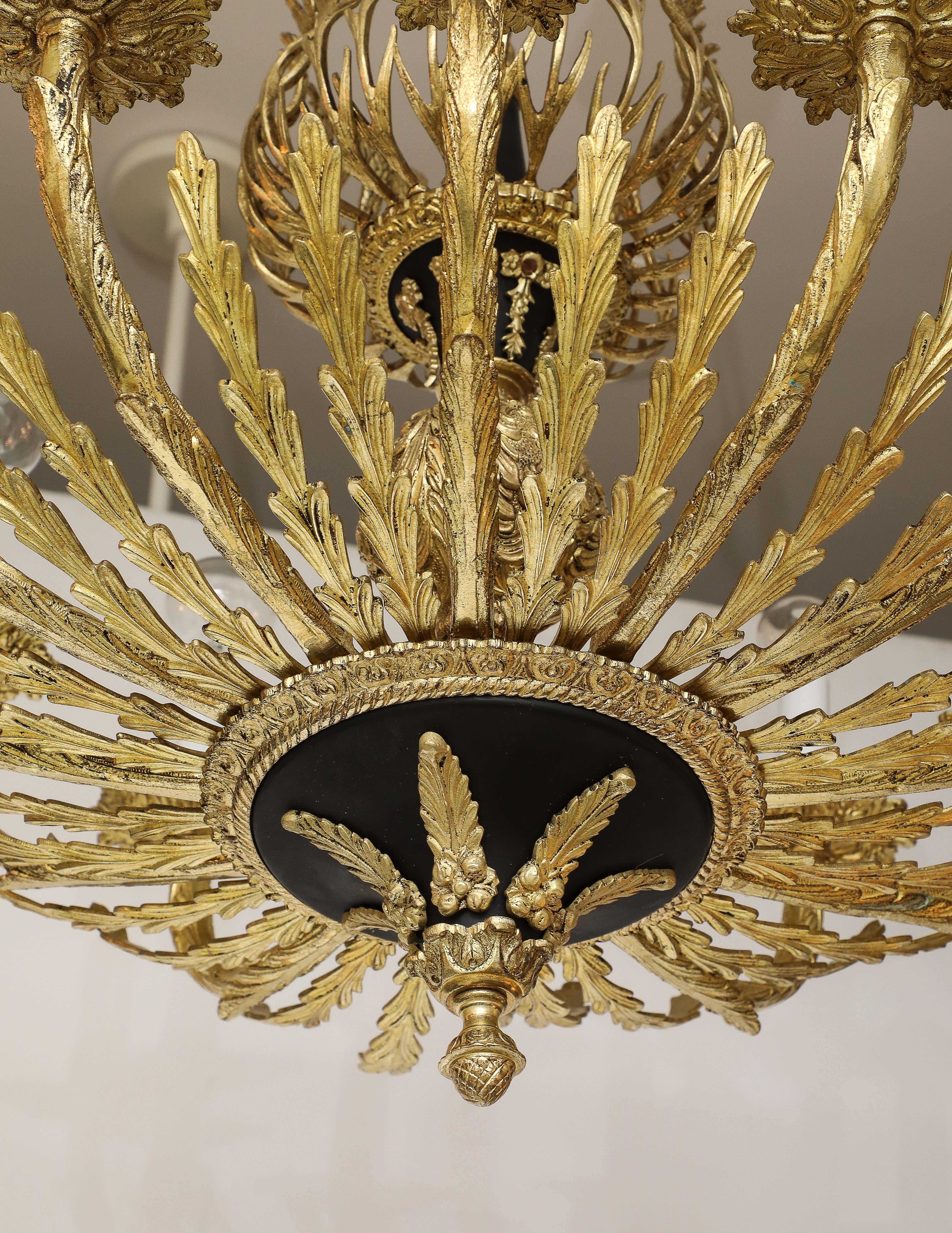 Lampadario francese a 12 bracci in ottone del 1950 in vendita 12