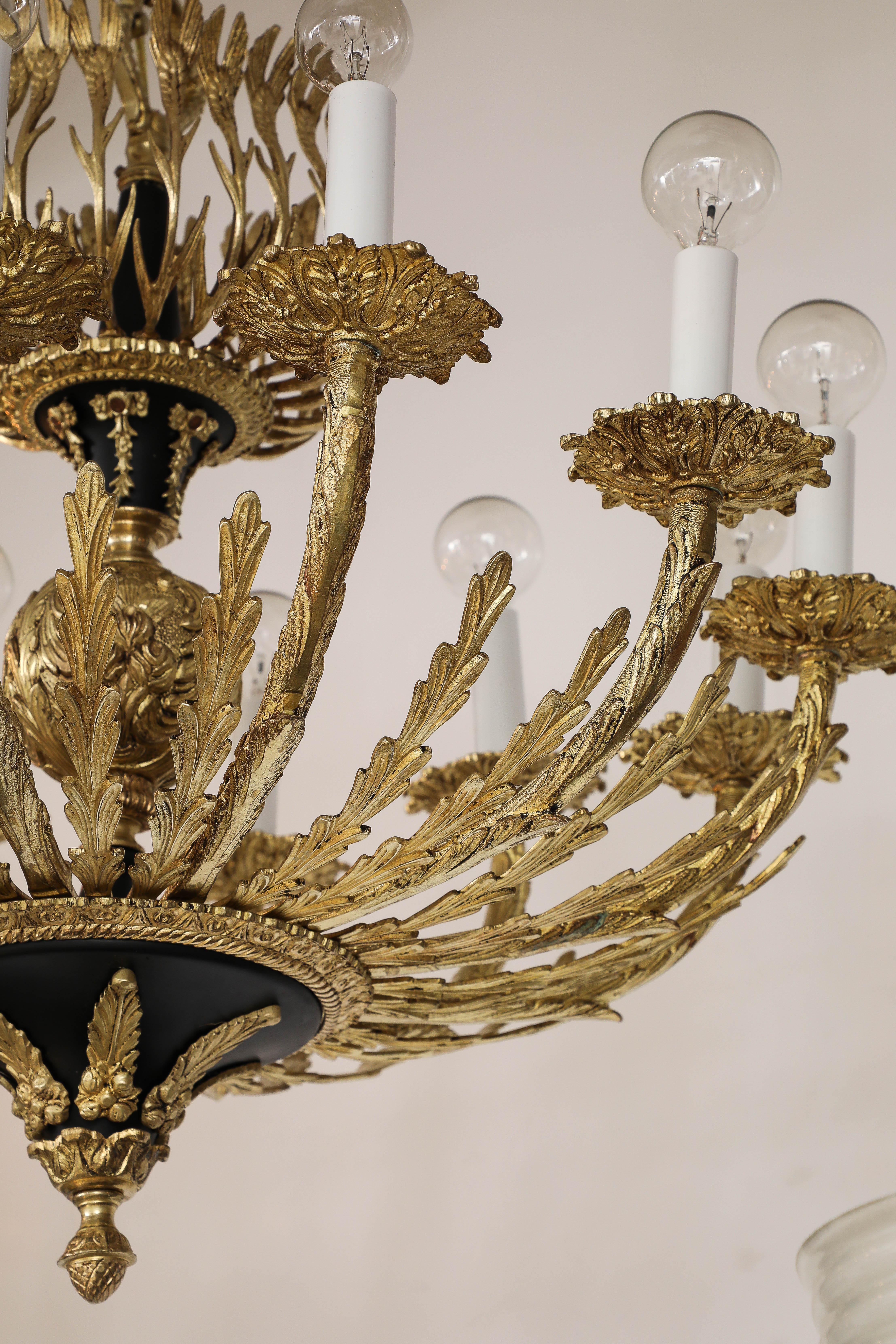 Mid-Century moderno Lampadario francese a 12 bracci in ottone del 1950 in vendita
