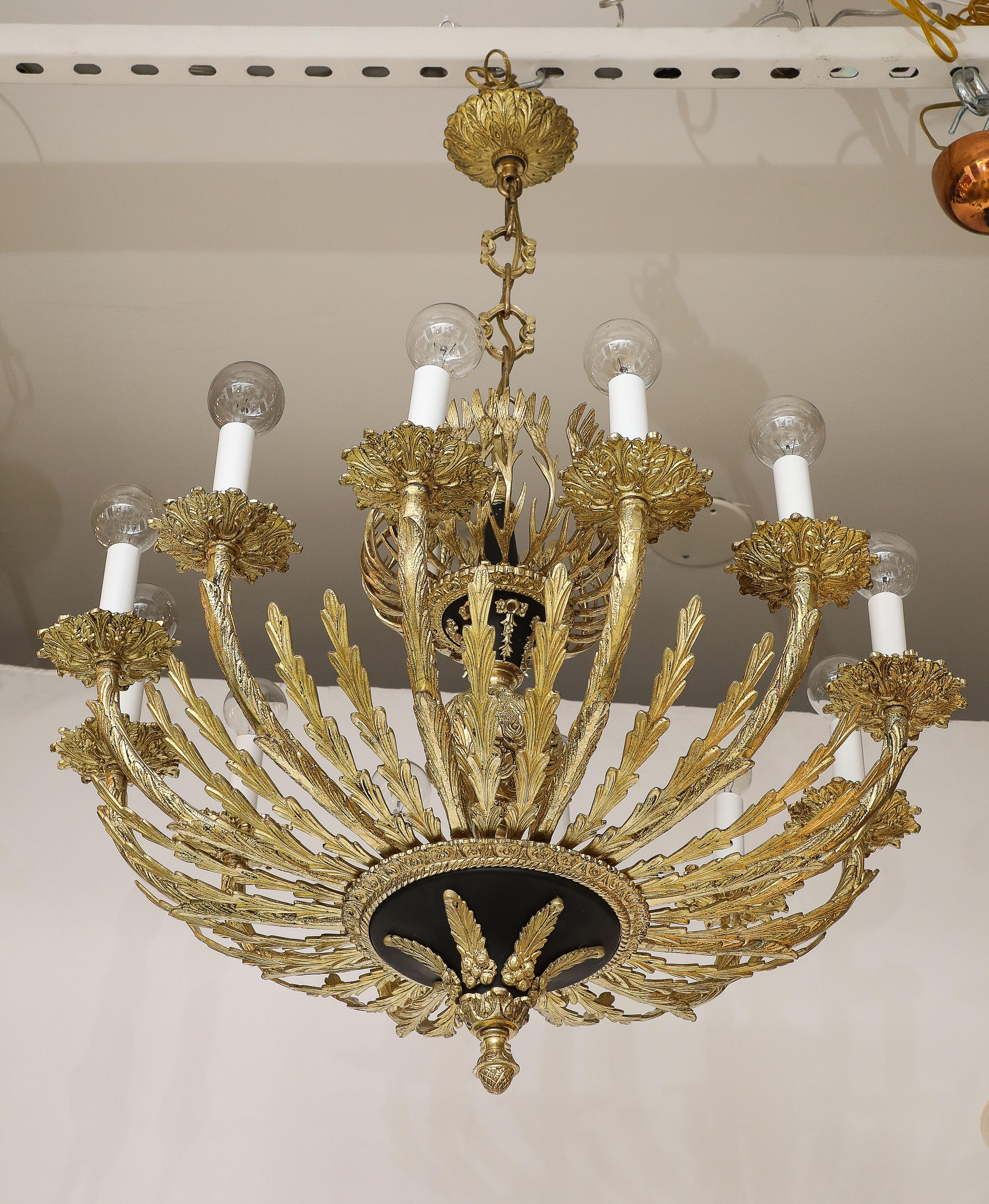 Lampadario francese a 12 bracci in ottone del 1950 in vendita 13