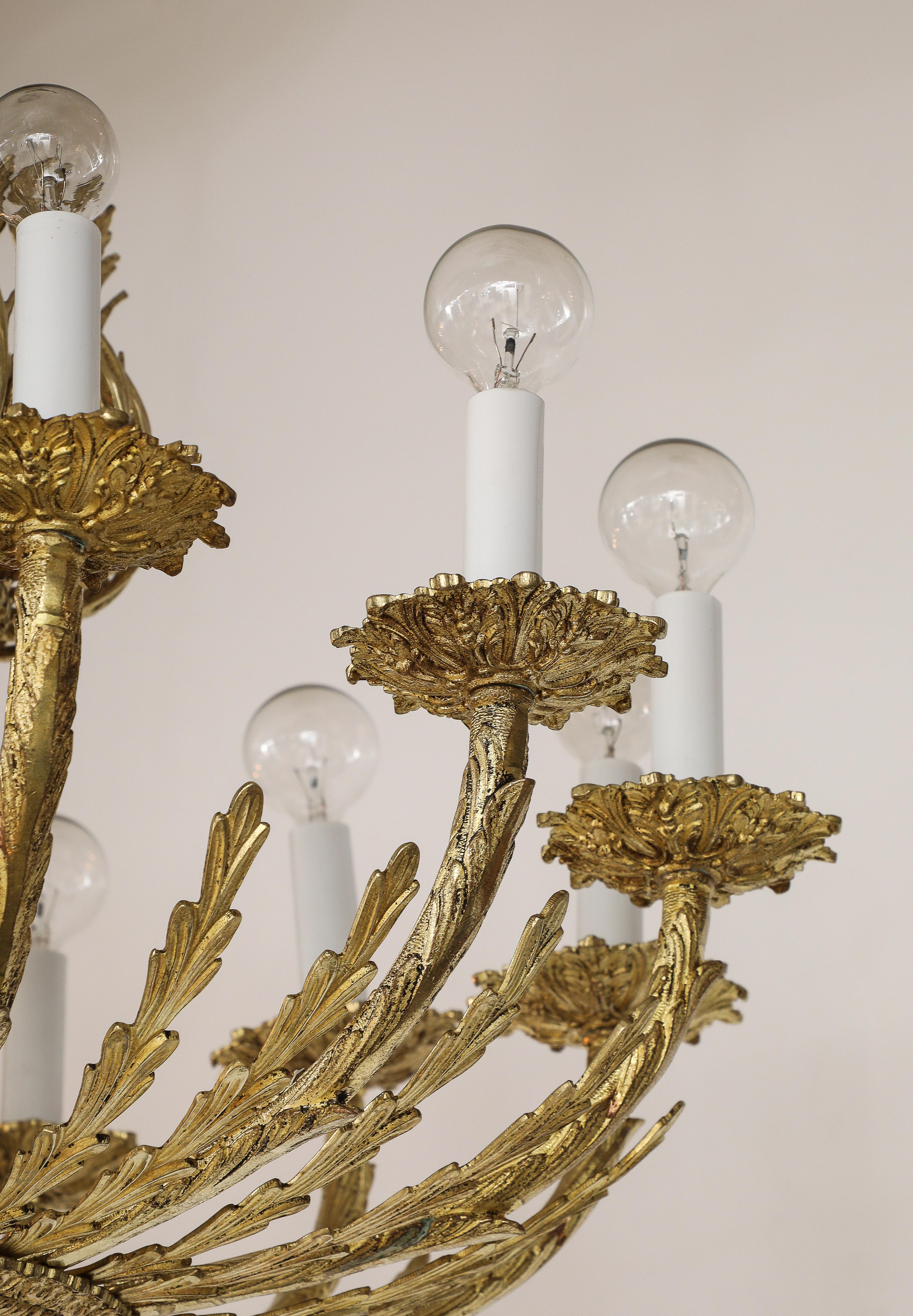 Lampadario francese a 12 bracci in ottone del 1950 In condizioni buone in vendita a New York, NY
