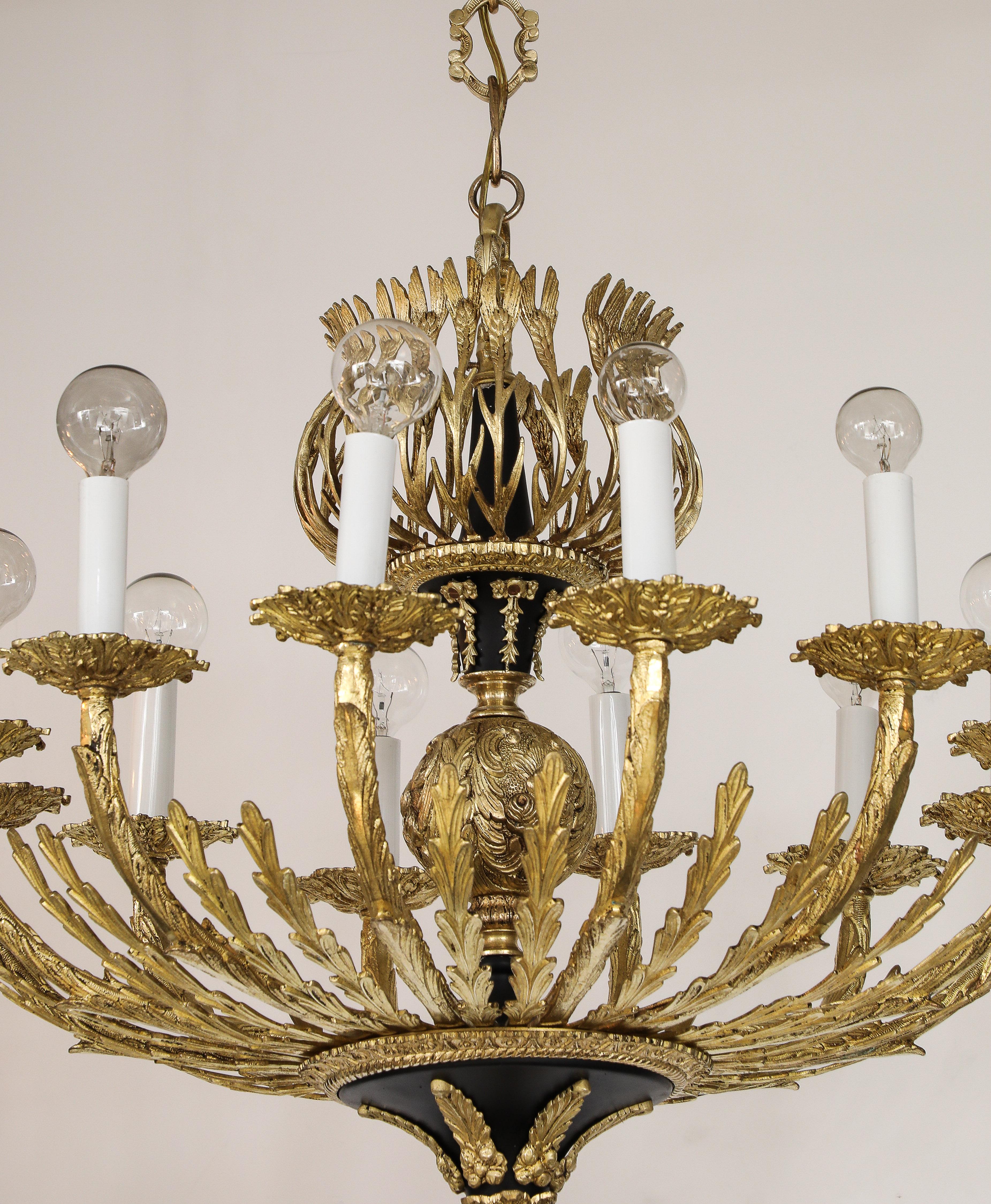 Metà XX secolo Lampadario francese a 12 bracci in ottone del 1950 in vendita