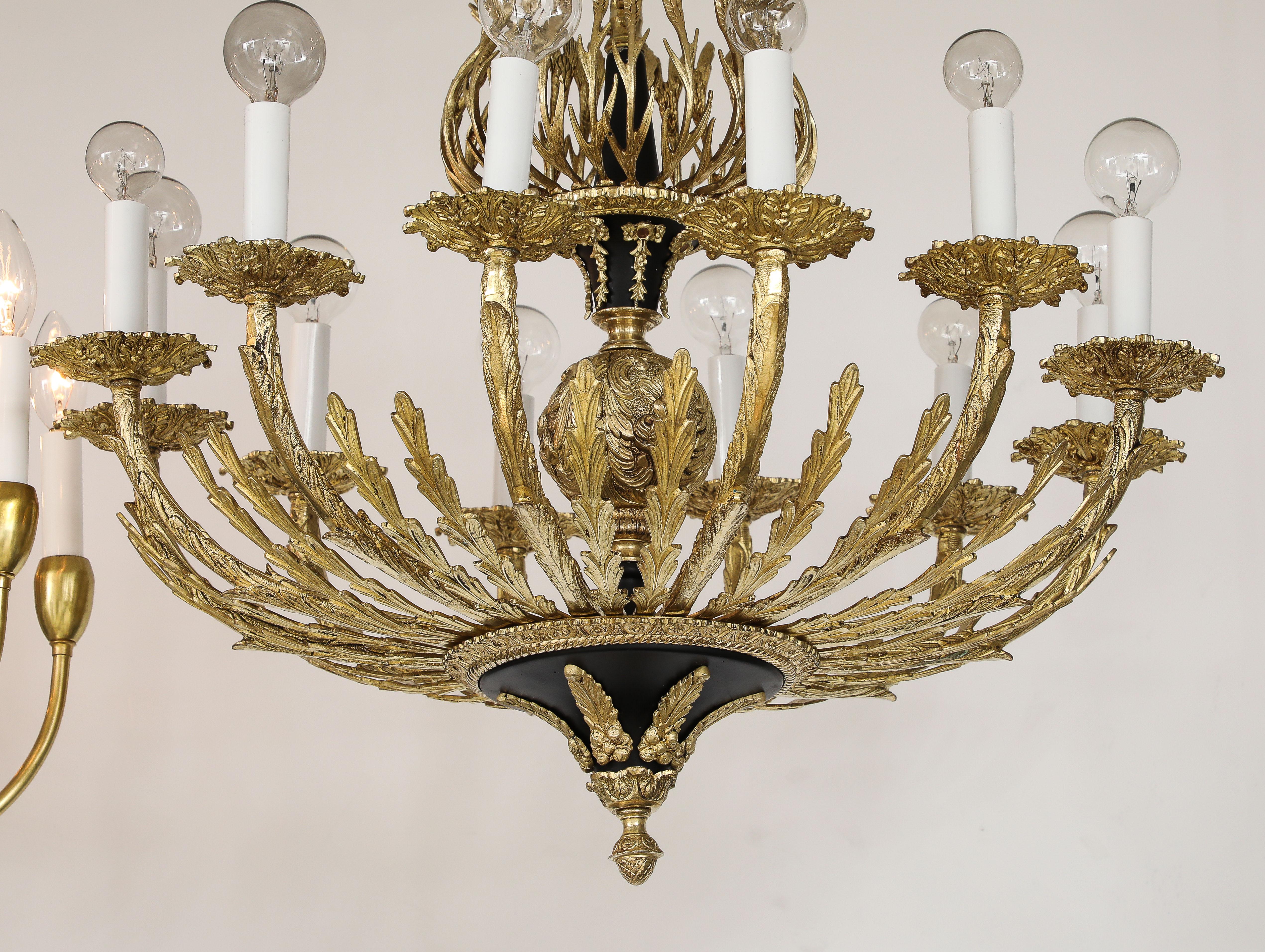 Ottone Lampadario francese a 12 bracci in ottone del 1950 in vendita