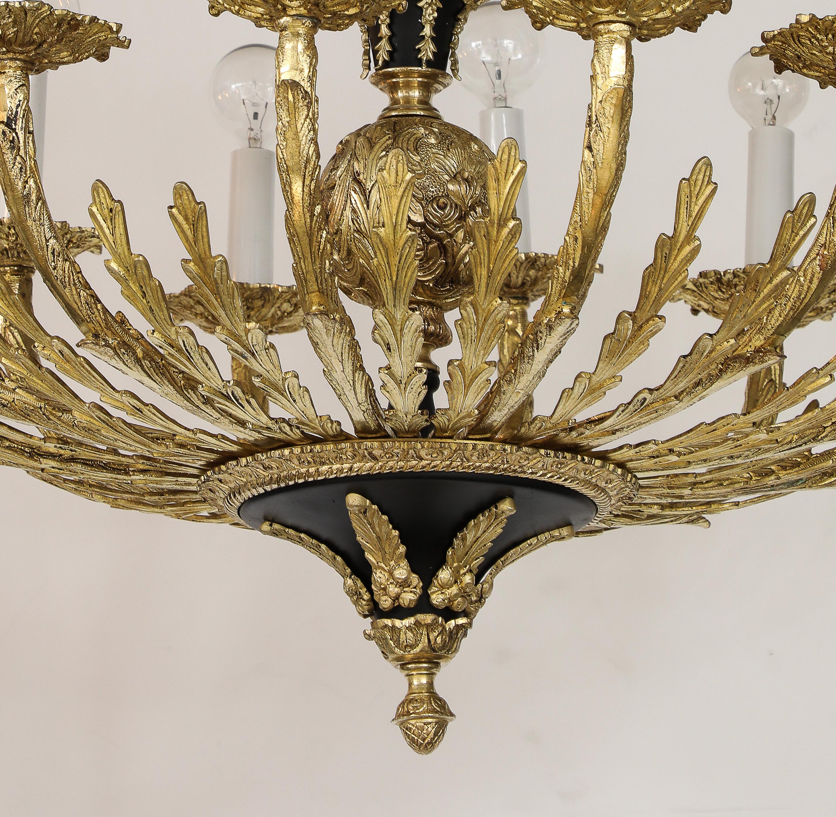 Lampadario francese a 12 bracci in ottone del 1950 in vendita 1