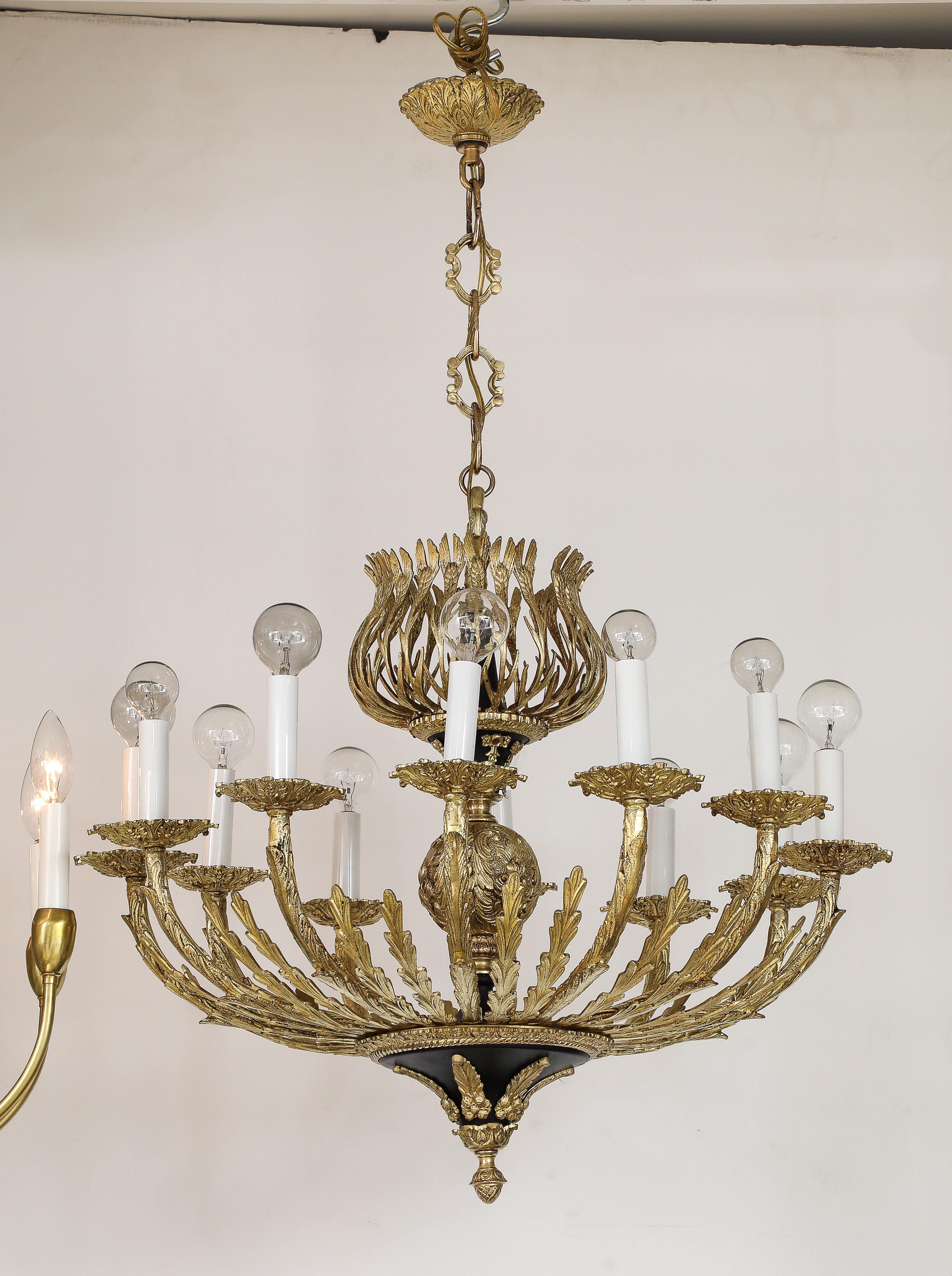Lampadario francese a 12 bracci in ottone del 1950 in vendita 2