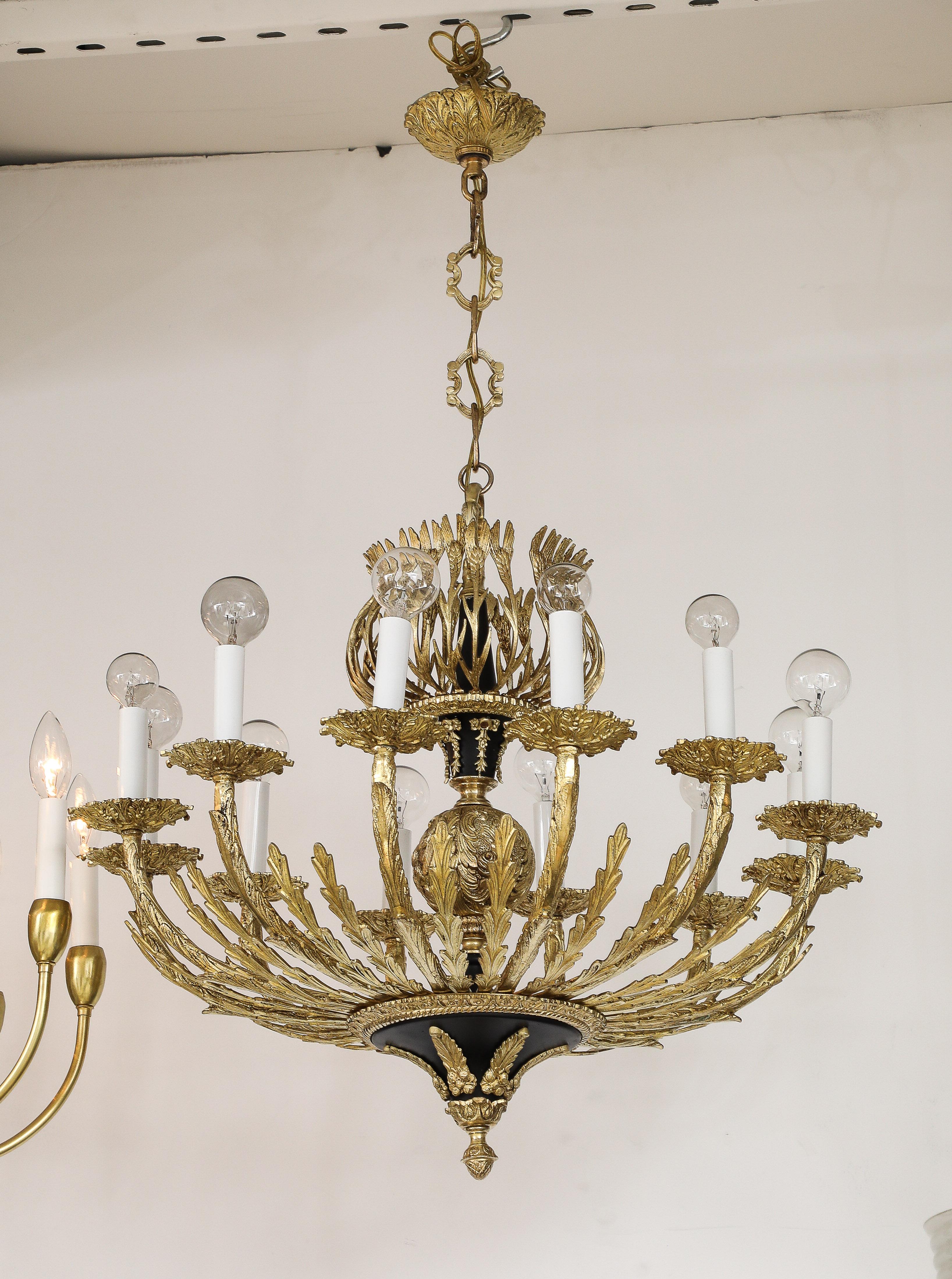 Lampadario francese a 12 bracci in ottone del 1950 in vendita 3