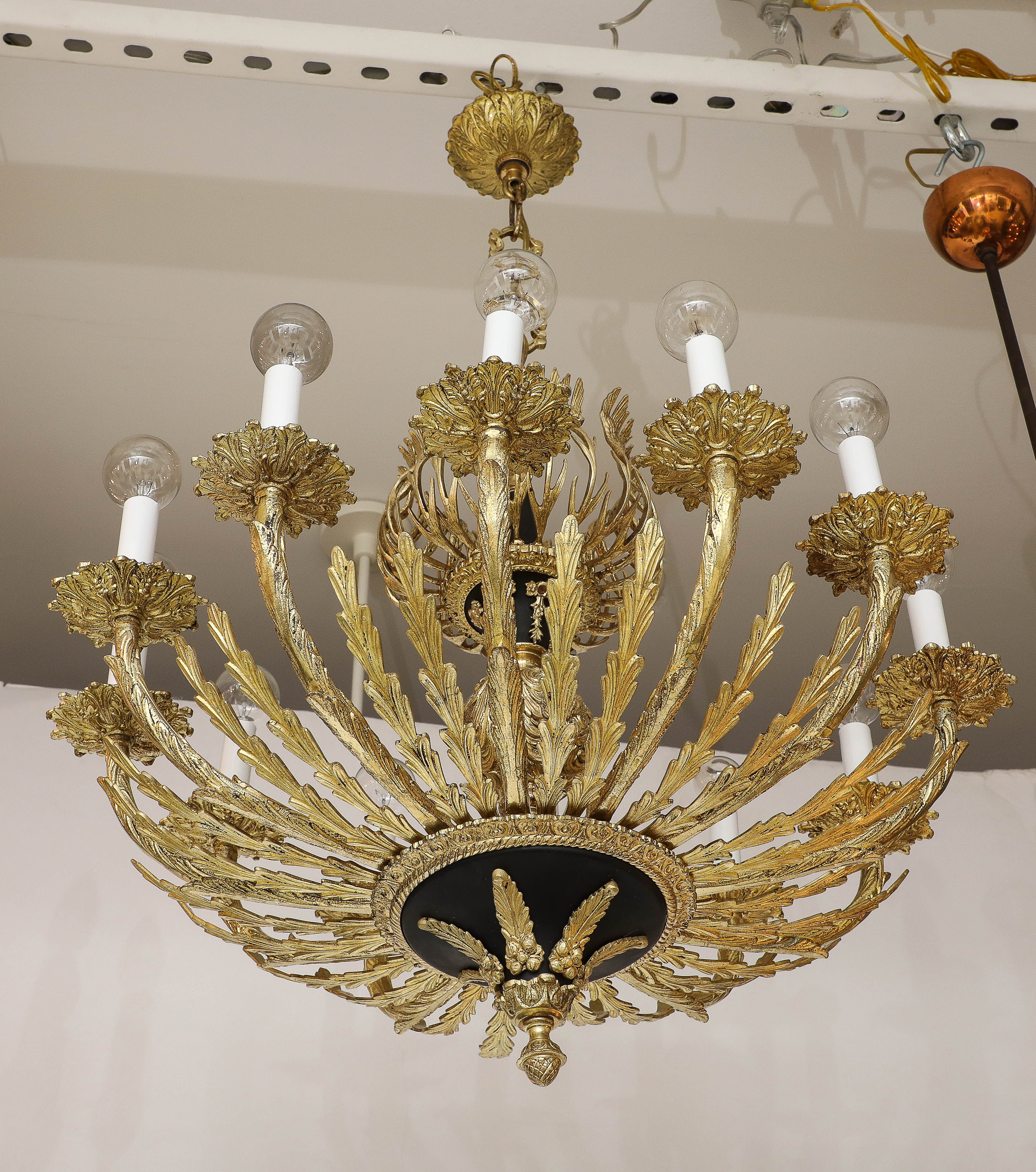 Lampadario francese a 12 bracci in ottone del 1950 in vendita