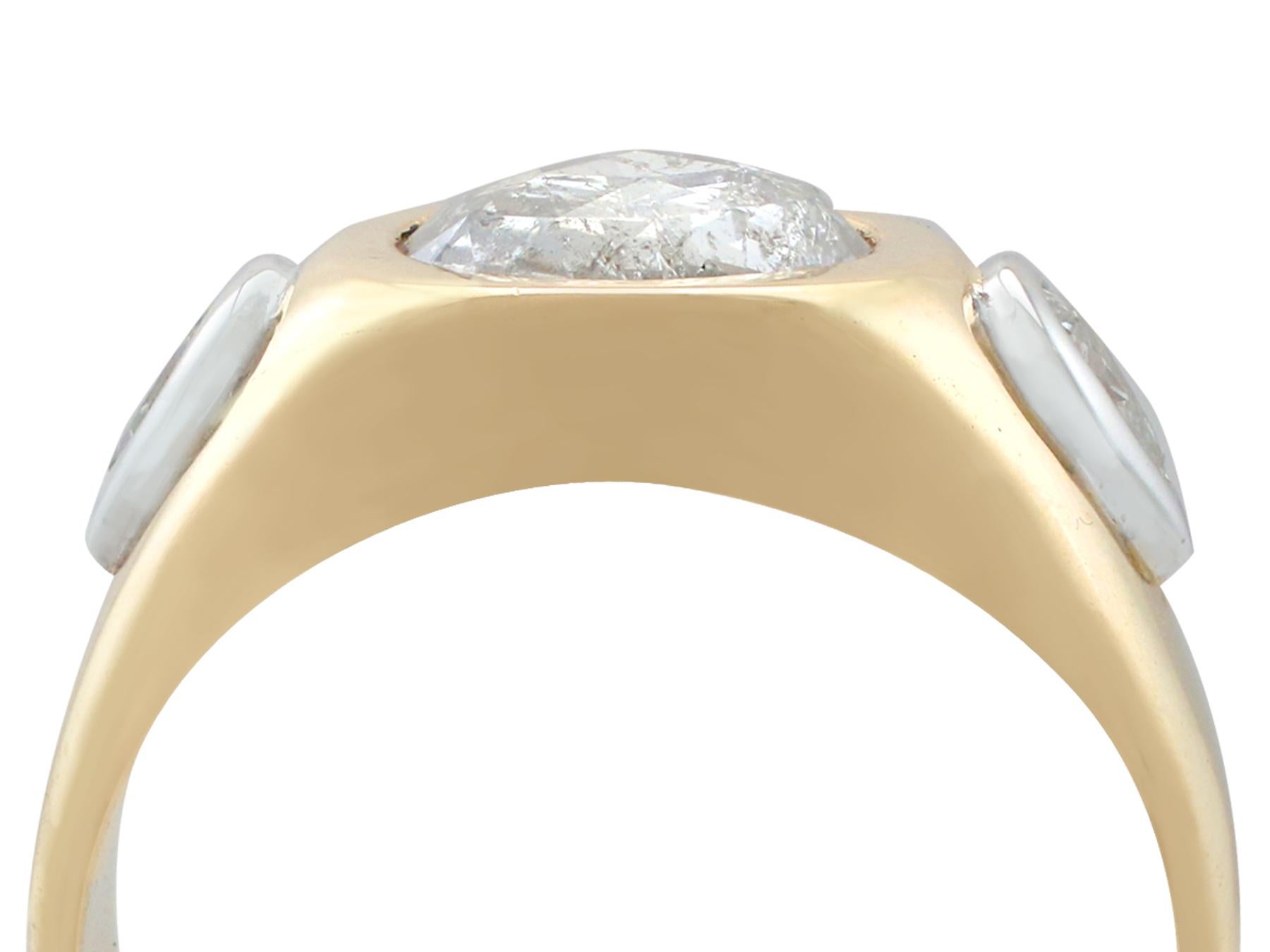 Une impressionnante bague vintage française de style sigillaire sertie de 1,45 ct de diamants et d'or jaune et blanc 18 carats, faisant partie de nos diverses collections de bijoux en diamant et de bijoux de succession.

Cette bague de style