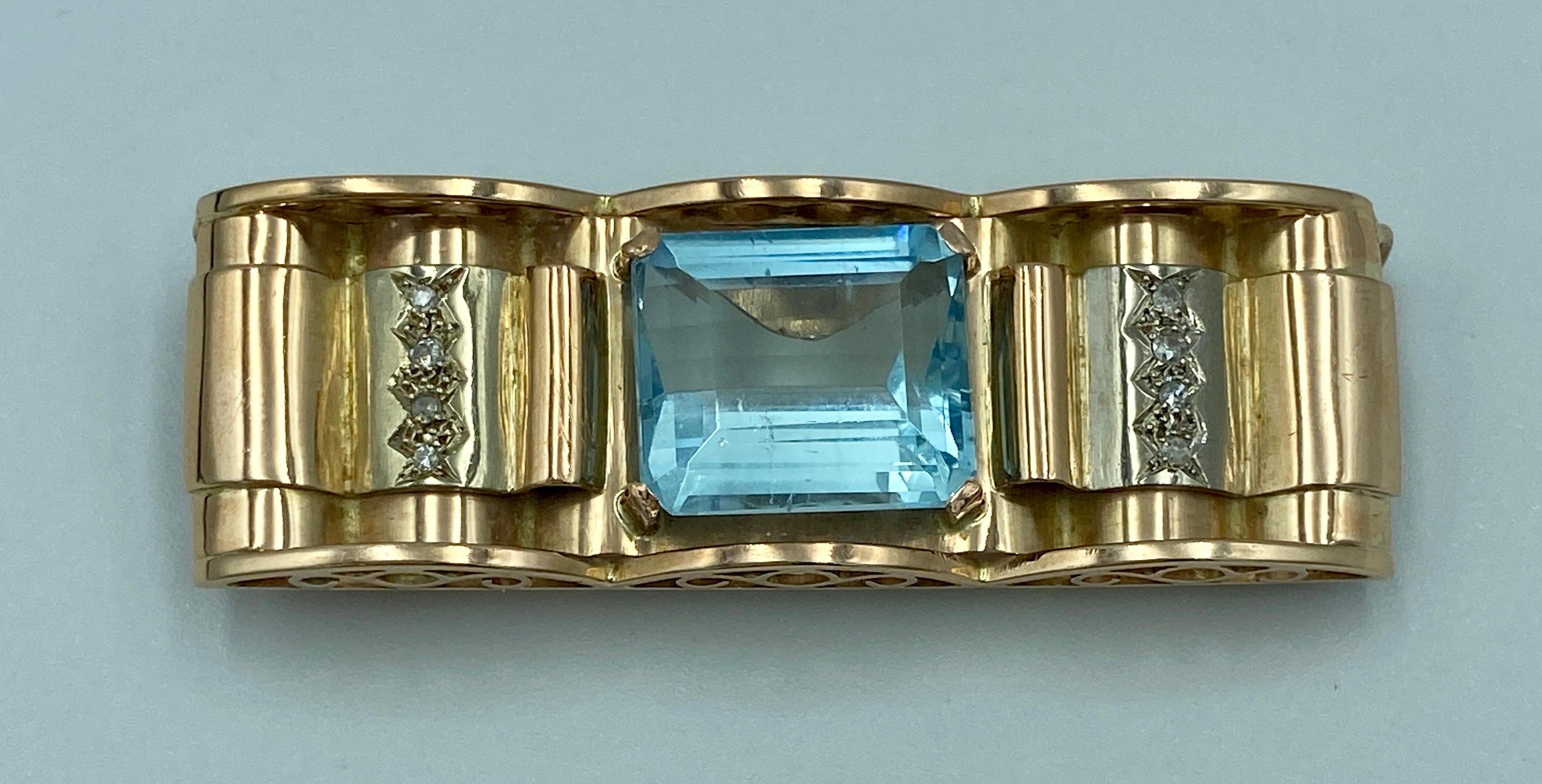 Diese schöne Brosche, die in den 1950er Jahren in Frankreich hergestellt wurde, besteht aus 18 Karat Gold und enthält einen einzelnen Aquamarin im Smaragdschliff von etwa 12 Karat und insgesamt 0,25 Karat Diamanten im Einzelschliff. 

Es ist ein