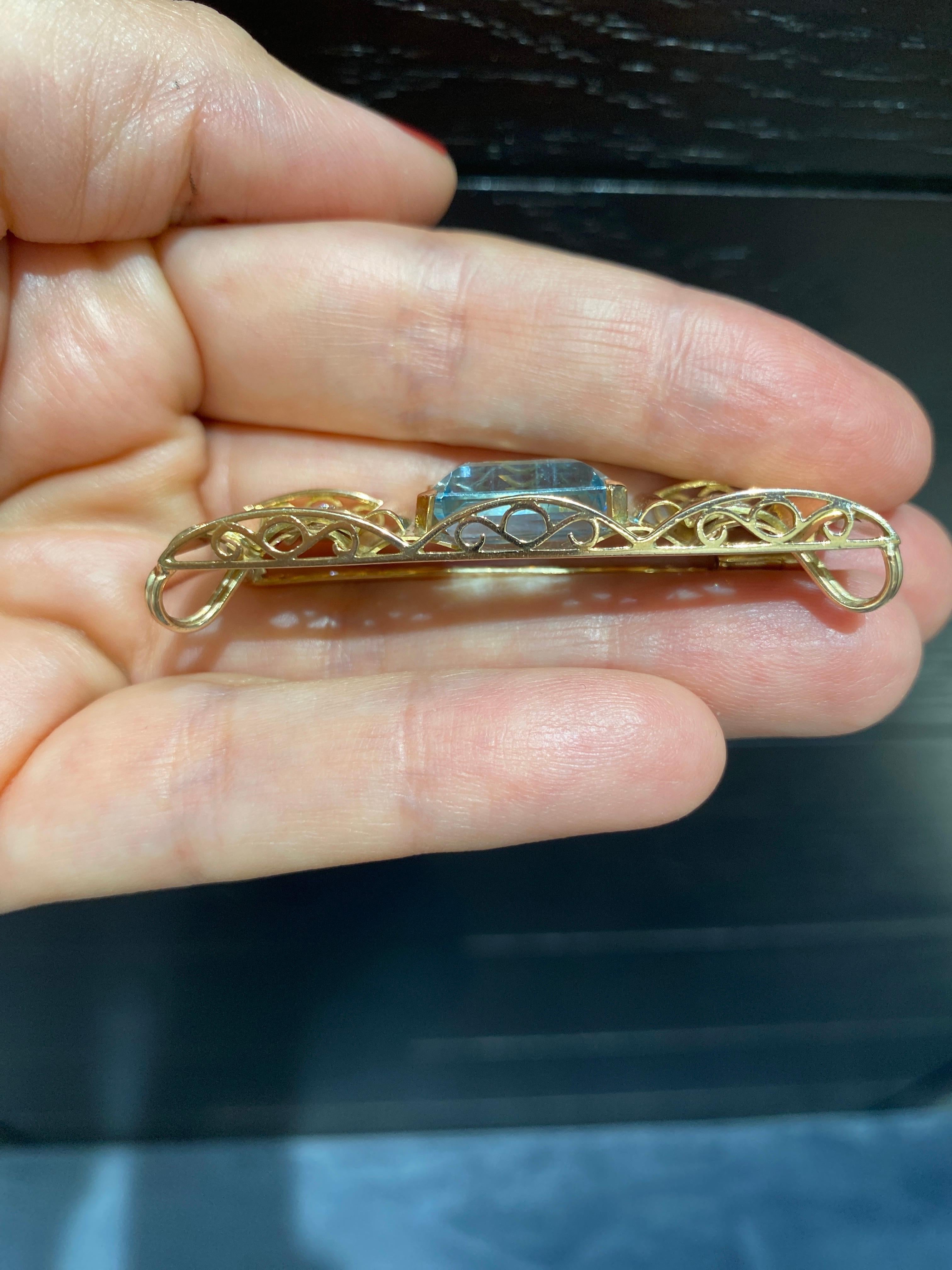 Französische Brosche aus 18 Karat Gold mit Aquamarin und Diamanten aus den 1950er Jahren im Zustand „Hervorragend“ im Angebot in London, GB