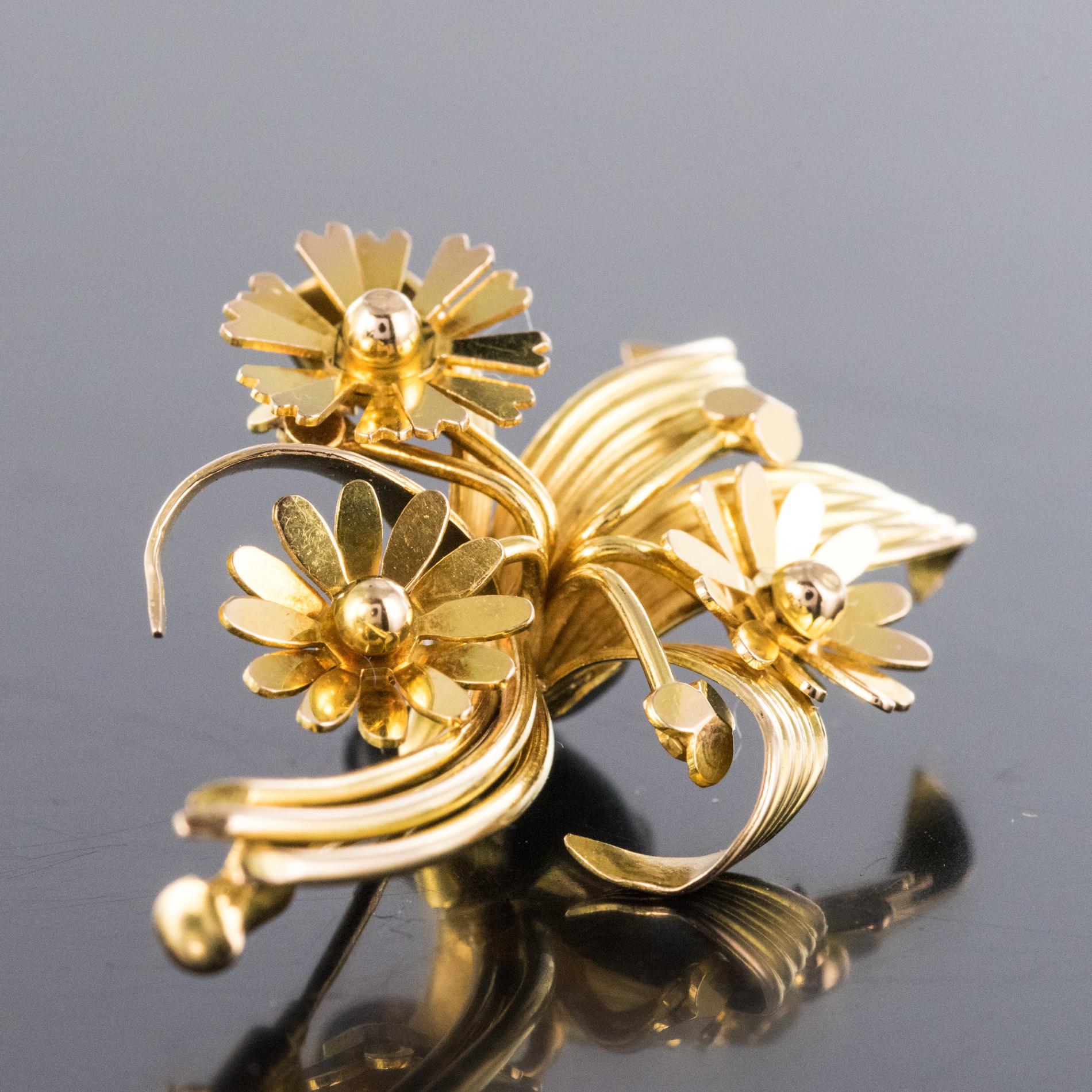 1950s French 18 Karat Yellow Gold Floral Brooch In Good Condition In Poitiers, FR