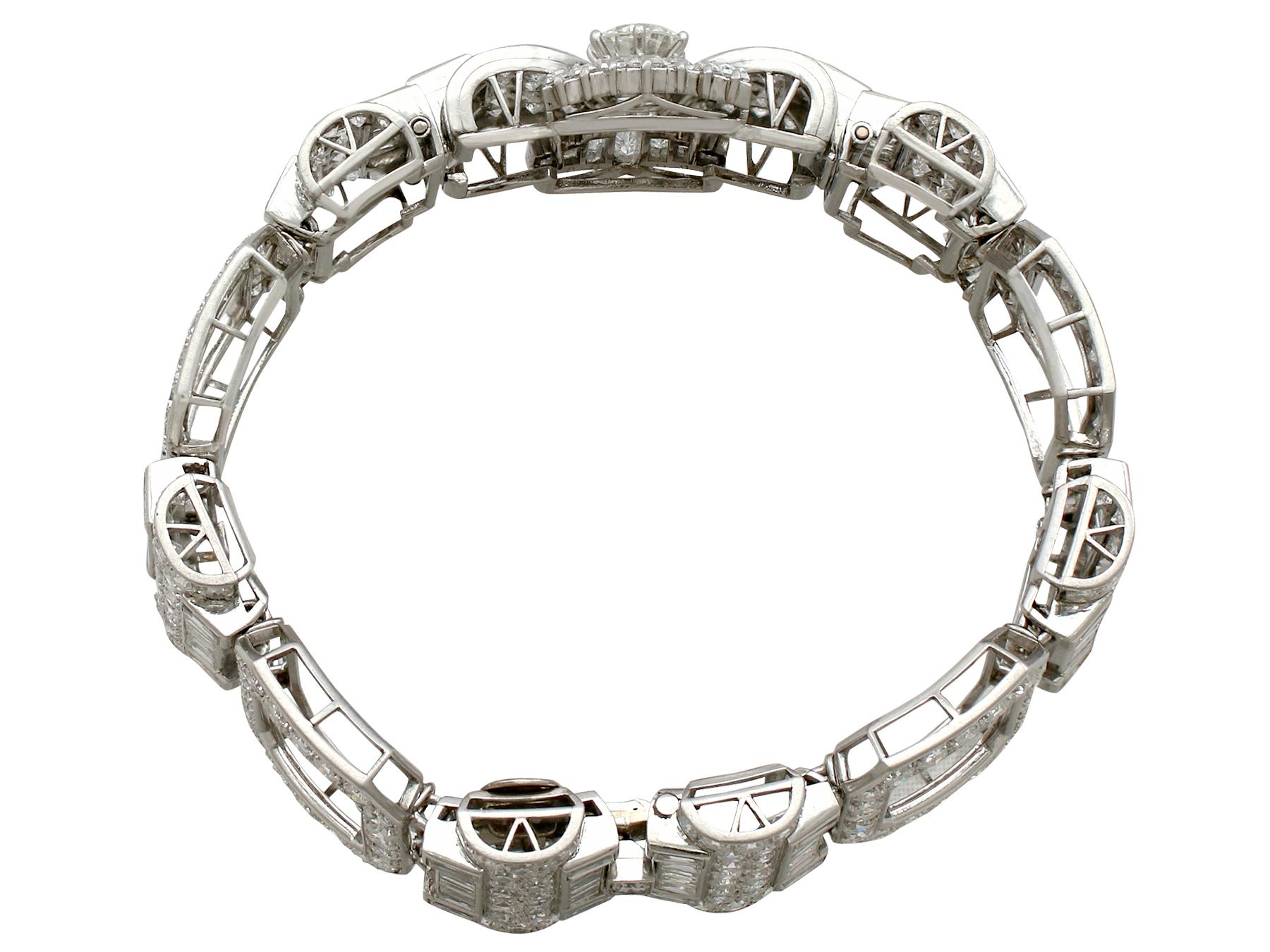 An exceptional vintage French Art Deco 21.38 carat diamond and platinum bracelet; part of our diverse diamond jewelry and estate jewelry collections

This exceptional, stunning, fine and impressive diamond bracelet has been crafted in platinum.

The