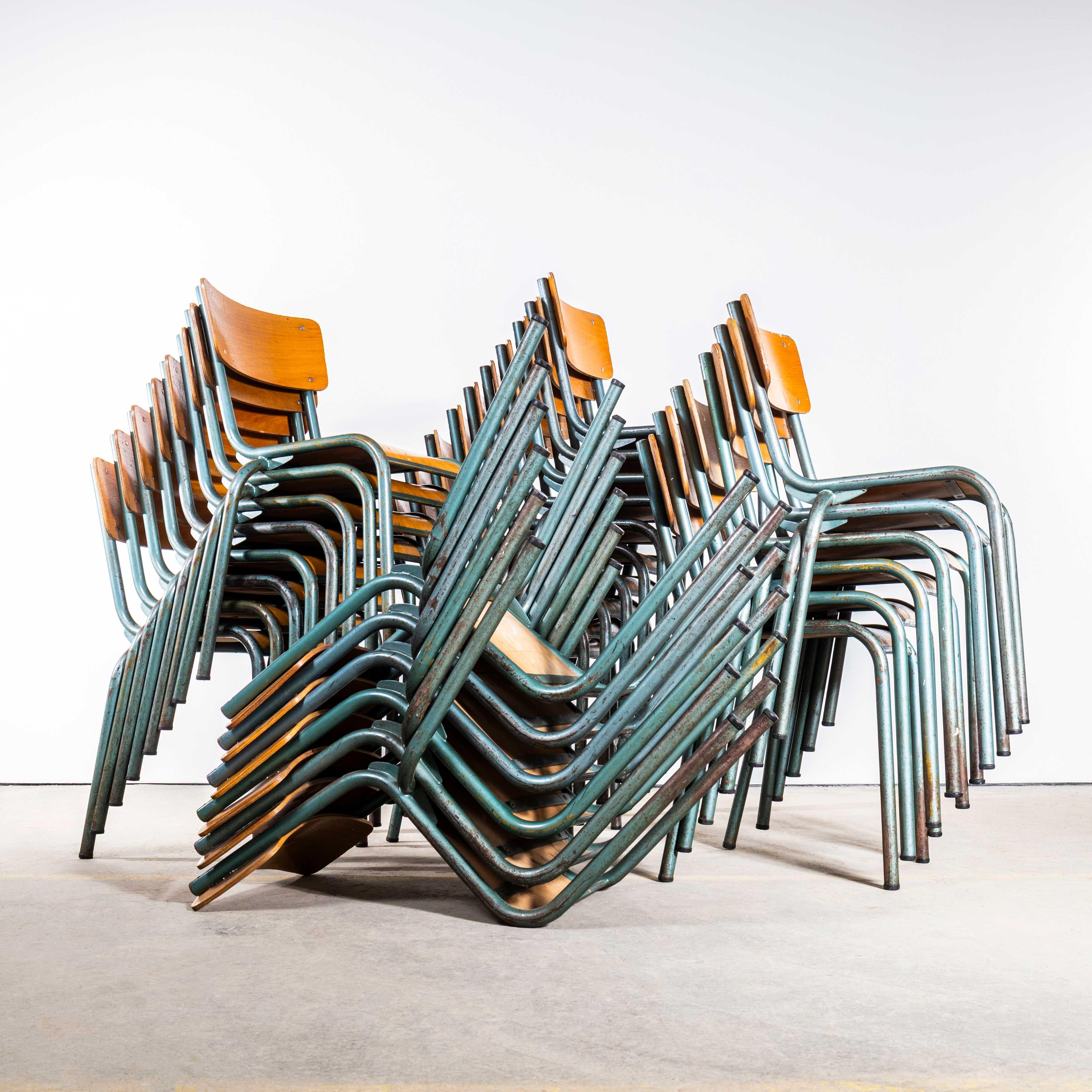 1950's French 510 Mullca Aqua Stacking Dining Chairs - Große Menge verfügbar. 

Einer unserer Lieblingsstühle. 1947 gründeten Robert Muller und Gaston Cavaillon das Unternehmen, das den wohl berühmtesten französischen Schulstuhl entwickelte. Leider