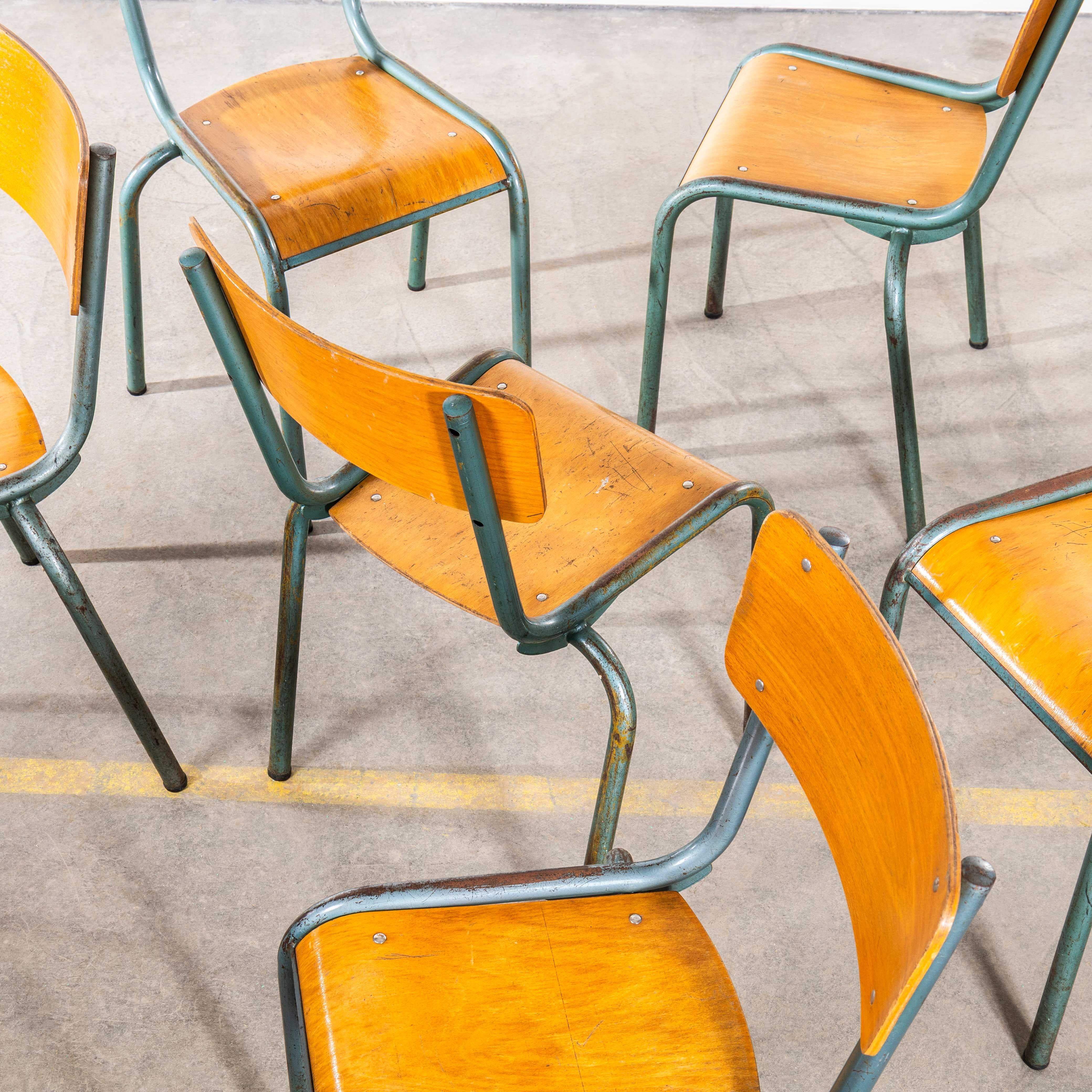 1950's French 510 Mullca Aqua Stacking Dining Chairs - Große Menge verfügbar (Mitte des 20. Jahrhunderts) im Angebot