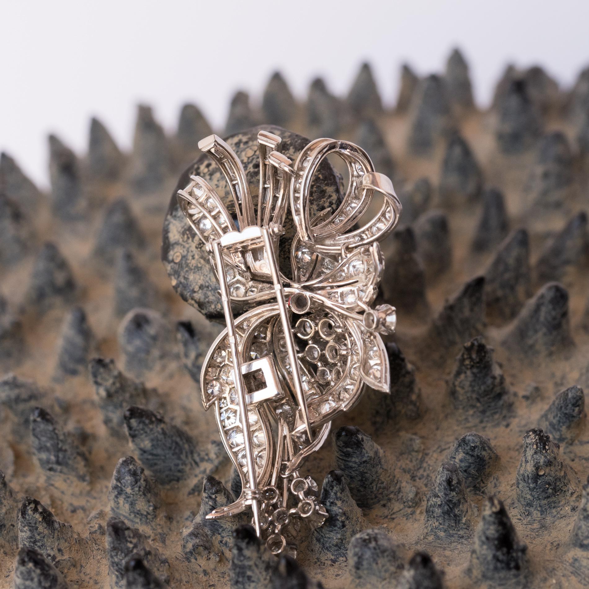 1950s French 7.5 Carats Baguette and Brilliant Cut Diamonds Gold Brooch For Sale 2