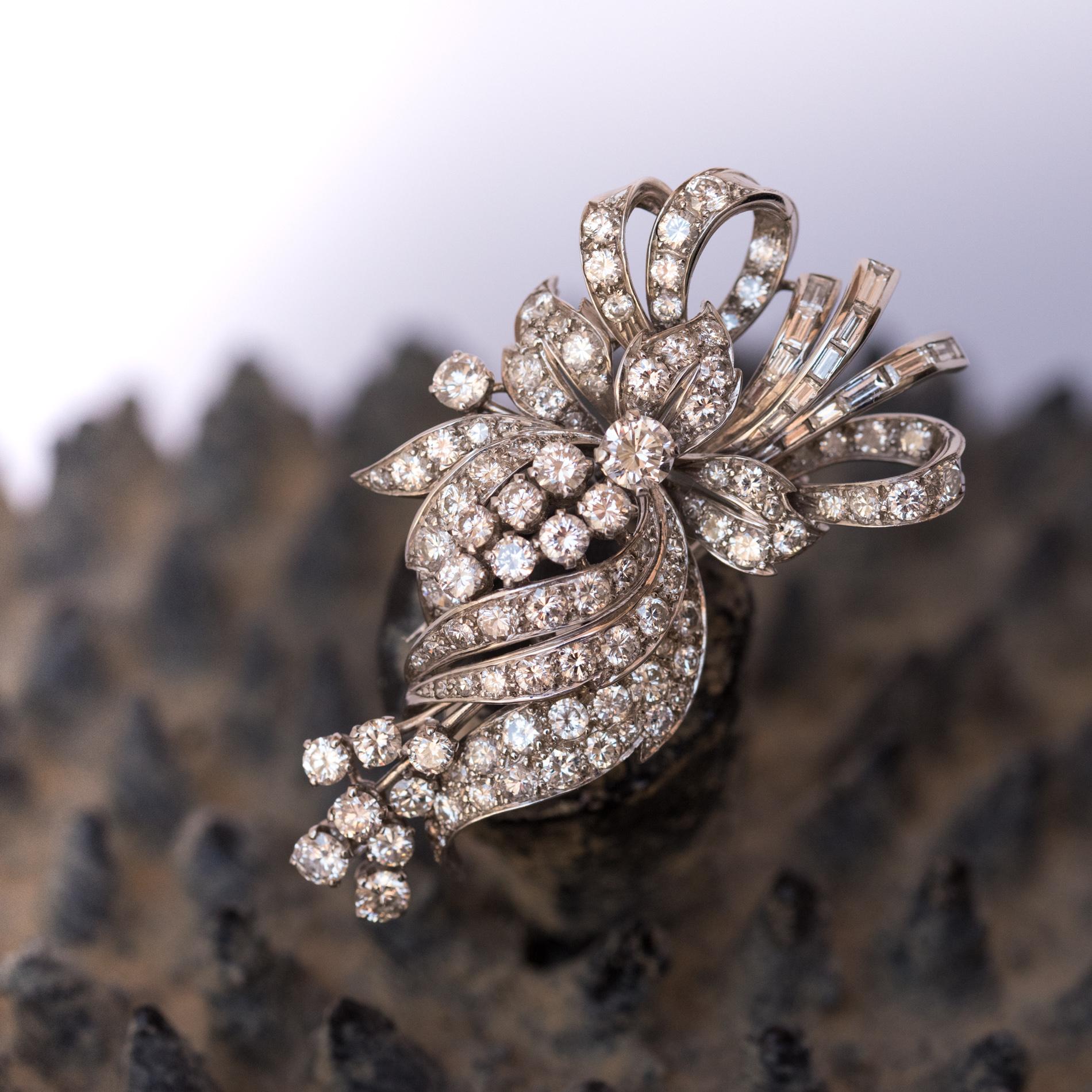 1950s French 7.5 Carats Baguette and Brilliant Cut Diamonds Gold Brooch For Sale 3